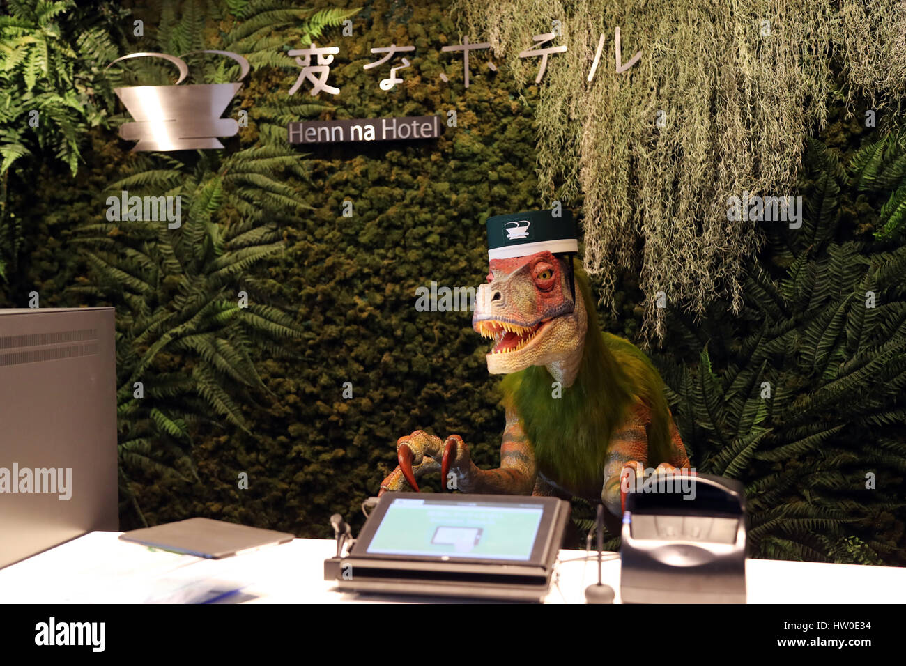 Tokyo, Giappone. Il 15 marzo 2017. Urayasu, Giappone. Xv Mar, 2017. Un dinosauro robot saluta un ospite al ricevimento dell'appena inaugurato "Henn na Hotel' (strano hotel) vicino a Tokyo Disney Resort in Urayasu, suburbana Tokyo Mercoledì, 15 marzo 2017. Giappone della agenzia di viaggi H.I.S esegue il Henn na Hotel che ha solo sette dipendenti umana mentre nove tipi di robot 140 addetti lavoro al 100-sala sei-storey hotel. Credito: Aflo Co. Ltd./Alamy Live News Foto Stock