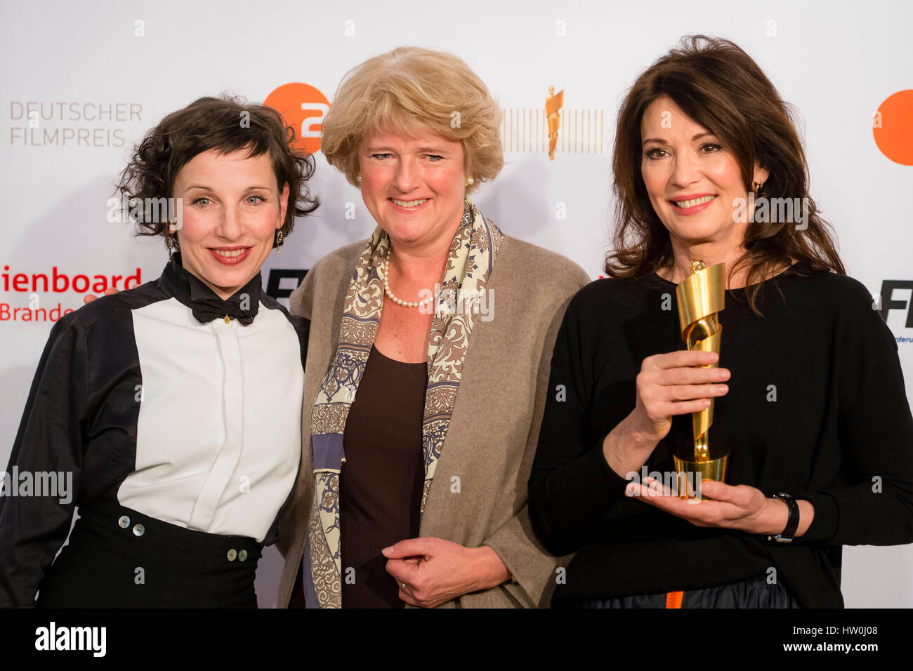 Berlino, Germania. 16 Mar, 2017. L'attrice Meret Becker (l-r), il delegato del governo per la cultura e i media, Monika Gruetters, e attrice Iris Berben pongono insieme durante una chiamata di foto per l'annuncio delle candidature per il tedesco Film Award (Deutscher Filmpreis) 2017 a Berlino, Germania, 16 marzo 2017. Foto: Gregor Fischer/dpa/Alamy Live News Foto Stock