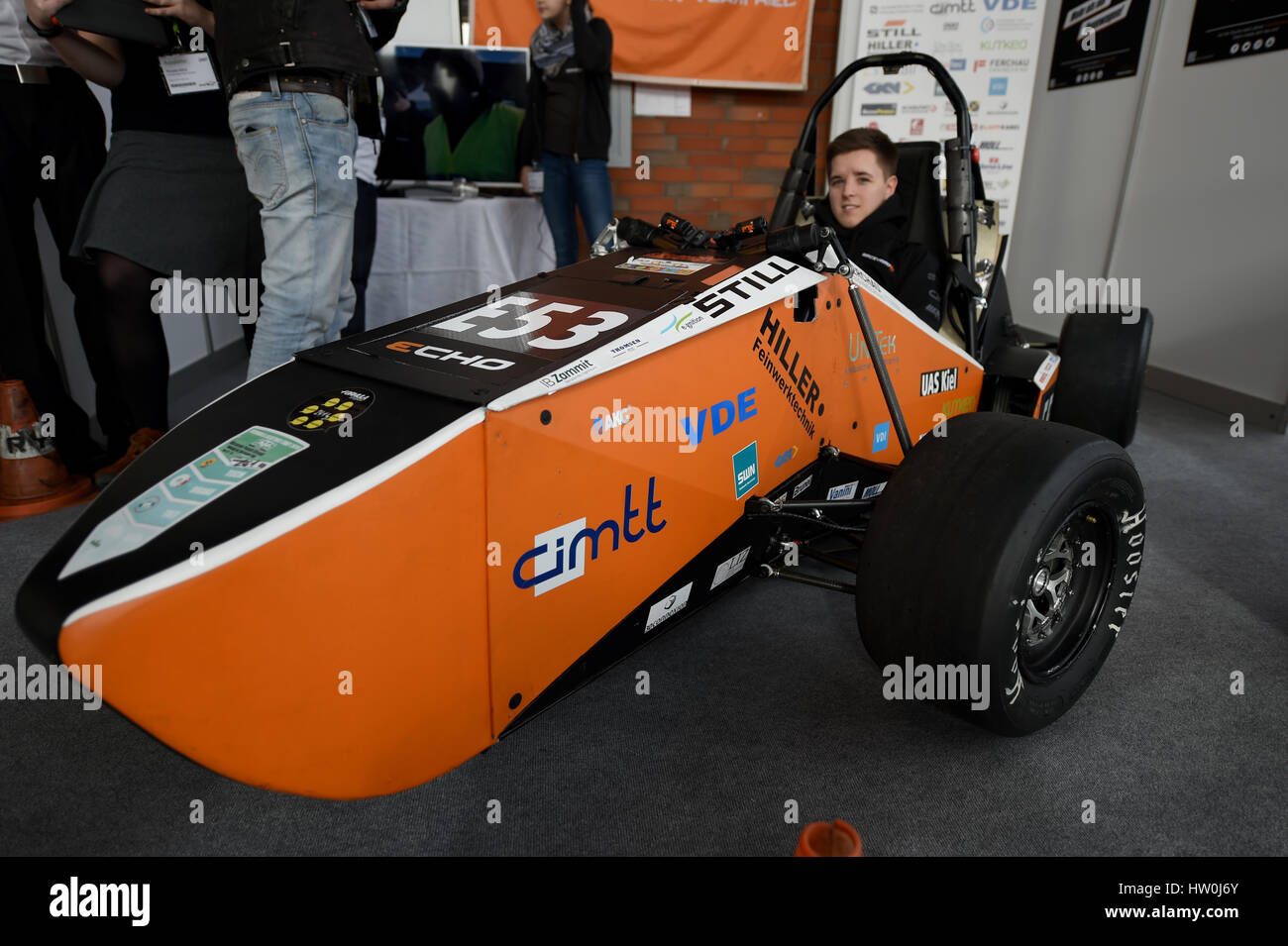 Husum, Germania. 16 Mar, 2017. Driver Schult cristiana si siede in una gara elettrico auto costruita dagli studenti presso la "nuova" Energia equo a Husum, Germania, 16 marzo 2017. Circa 10.000 visitatori sono attesi in fiera fino a domenica. Foto: Carsten Rehder/dpa/Alamy Live News Foto Stock