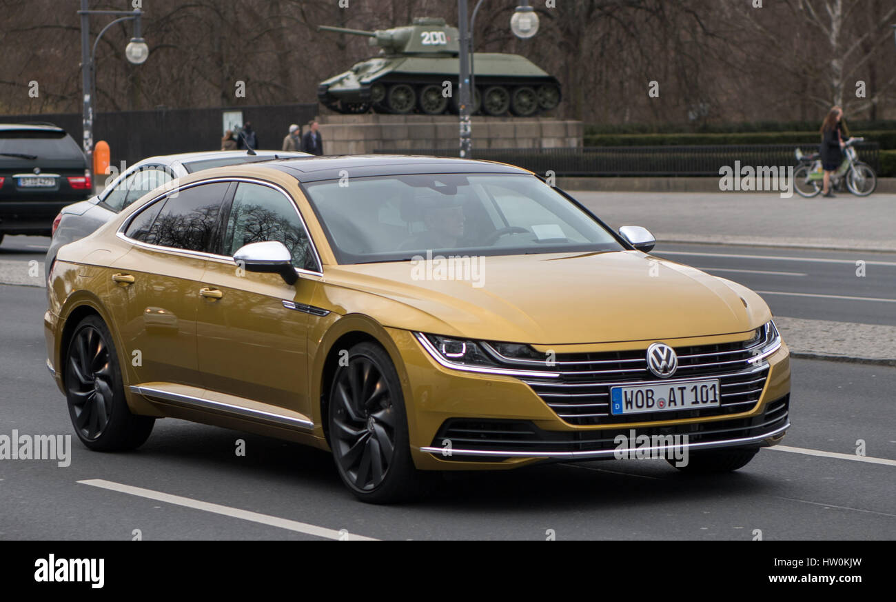 Un golden Volkswagen unità Arteon lungo Strasse des 17. Juni a Berlino, Germania, 16 marzo 2017. La nuova Volkswagen è stato recentemente presentato al Motorshow di Ginevra. Foto: Bernd von Jutrczenka/dpa Foto Stock