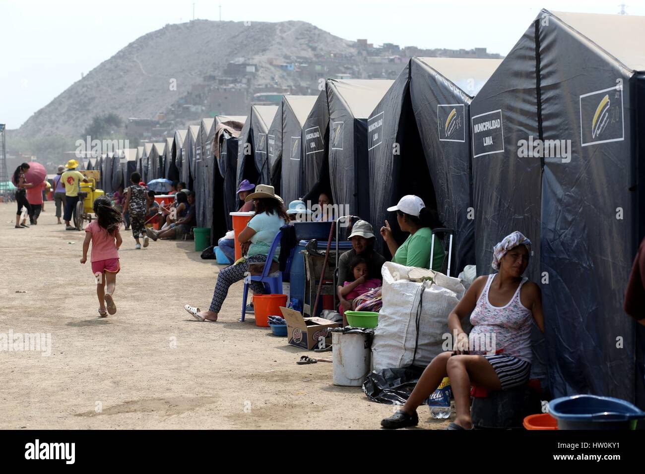 Lima, Perù. 22 Mar, 2017. La gente a restare al di fuori dei loro campi in Lurigancho-Chosica, provincia di Lima, Perù, il 22 marzo 2017. Il numero di morti in Perù a causa della El Nino fenomeno percosse il paese è salito a 78, la Nazionale di Emergency Operations Center detto martedì. Credito: Oscar Farje Gomero/ANDINA/Xinhua/Alamy Live News Foto Stock