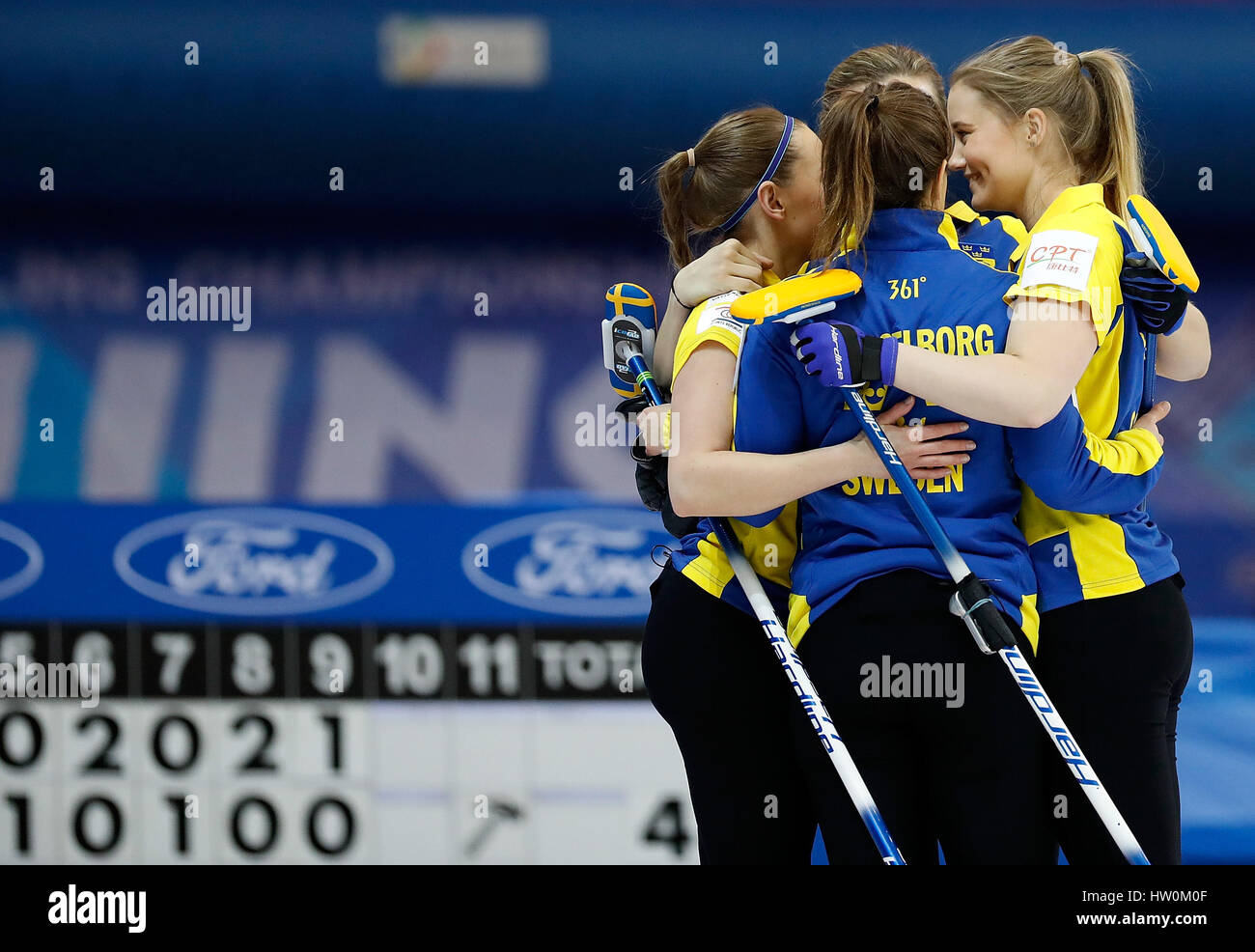 Pechino, Cina. 23 Mar, 2017. I giocatori di Svezia celebrare dopo il mondo femminile Campionato di Curling round-robin match contro la Cina a Pechino Capitale della Cina, 23 marzo 2017. La Svezia ha vinto 10-4 . Credito: Wang Lili/Xinhua/Alamy Live News Foto Stock
