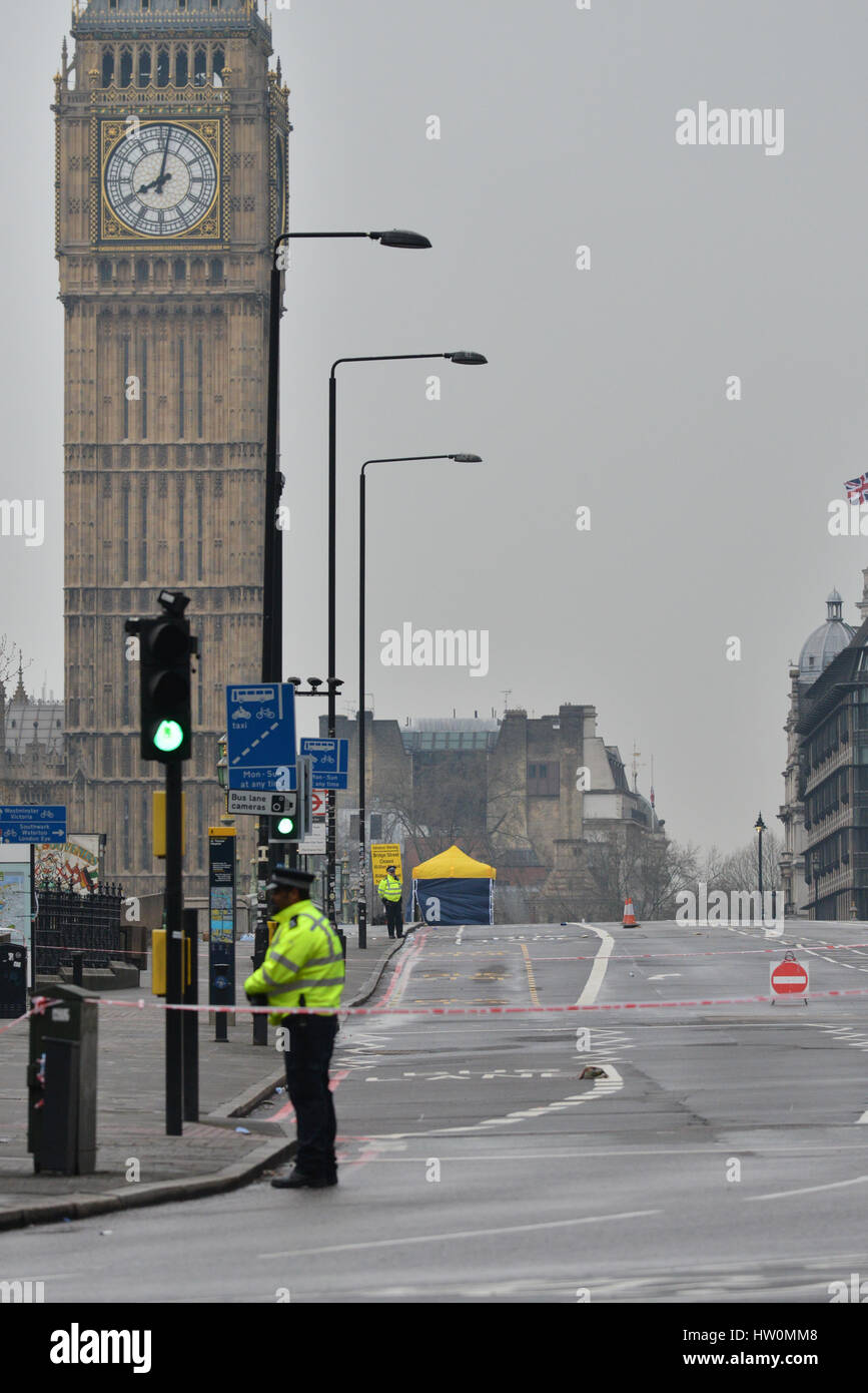 Westminster Bridge, Londra, Regno Unito. 23 Mar, 2017. Westminster Bridge è nastrata off e la scena del crimine dopo l attacco terroristico Credito: Matteo Chattle/Alamy Live News Foto Stock