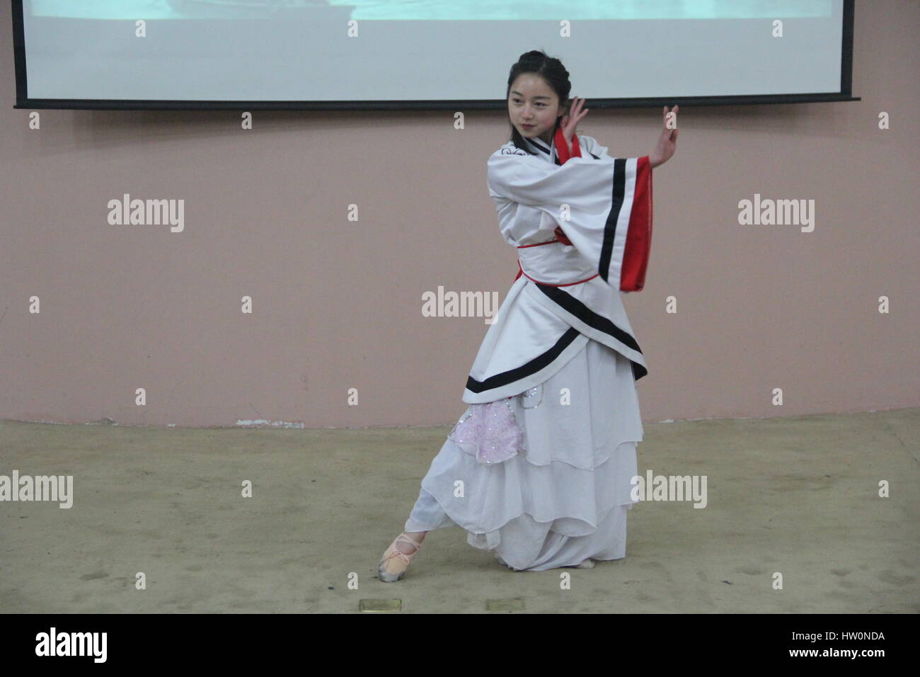 Zhengzh, Zhengzh, Cina. 22 Mar, 2017. Zhengzhou, CINA-marzo 22 2017: (solo uso editoriale. Cina OUT).Gli studenti universitari indossando il tradizionale abbigliamento cinese di prendere parte al concorso di poesie cinesi in Zhengzhou, centrale cinese della Provincia di Henan, Marzo 22nd, 2017. Credito: SIPA Asia/ZUMA filo/Alamy Live News Foto Stock