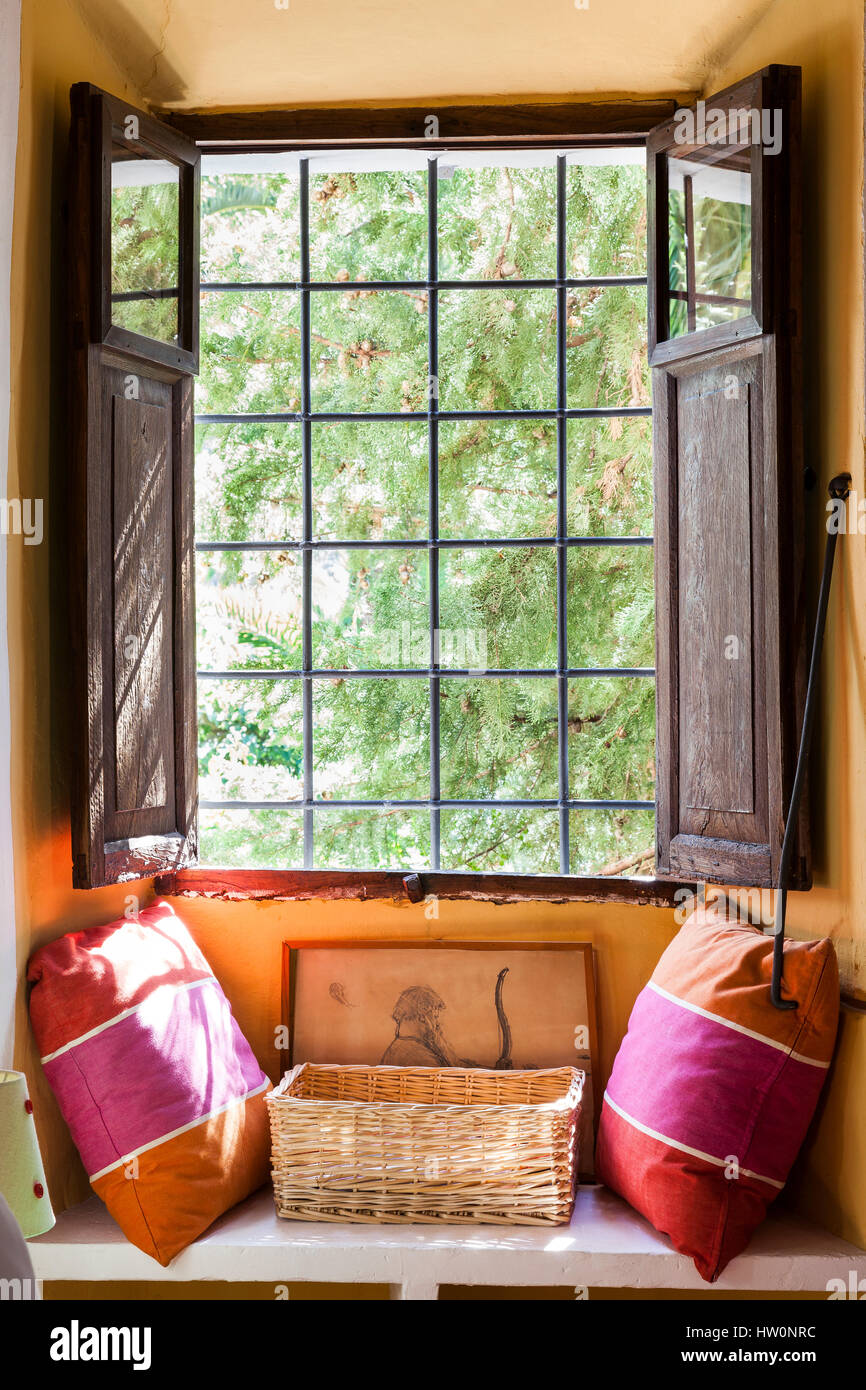 Mallorquin interno di una casa con finestra e persiane Foto Stock