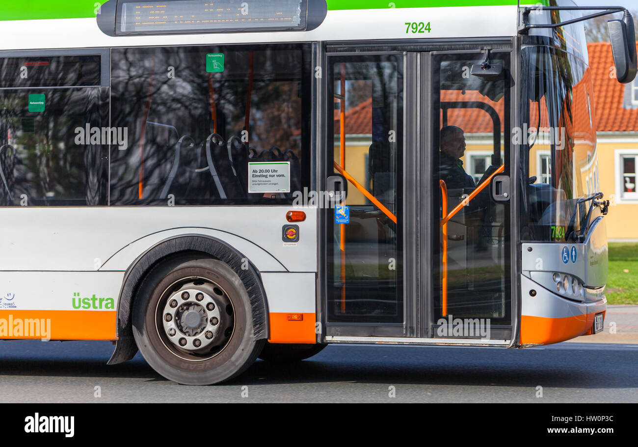 Hannover / Germania - marzo 12, 2017: regolari di autobus da uestra rigidi sul percorso verso la prossima fermata. uestra è l'operatore di trasporti pubblici in città Foto Stock