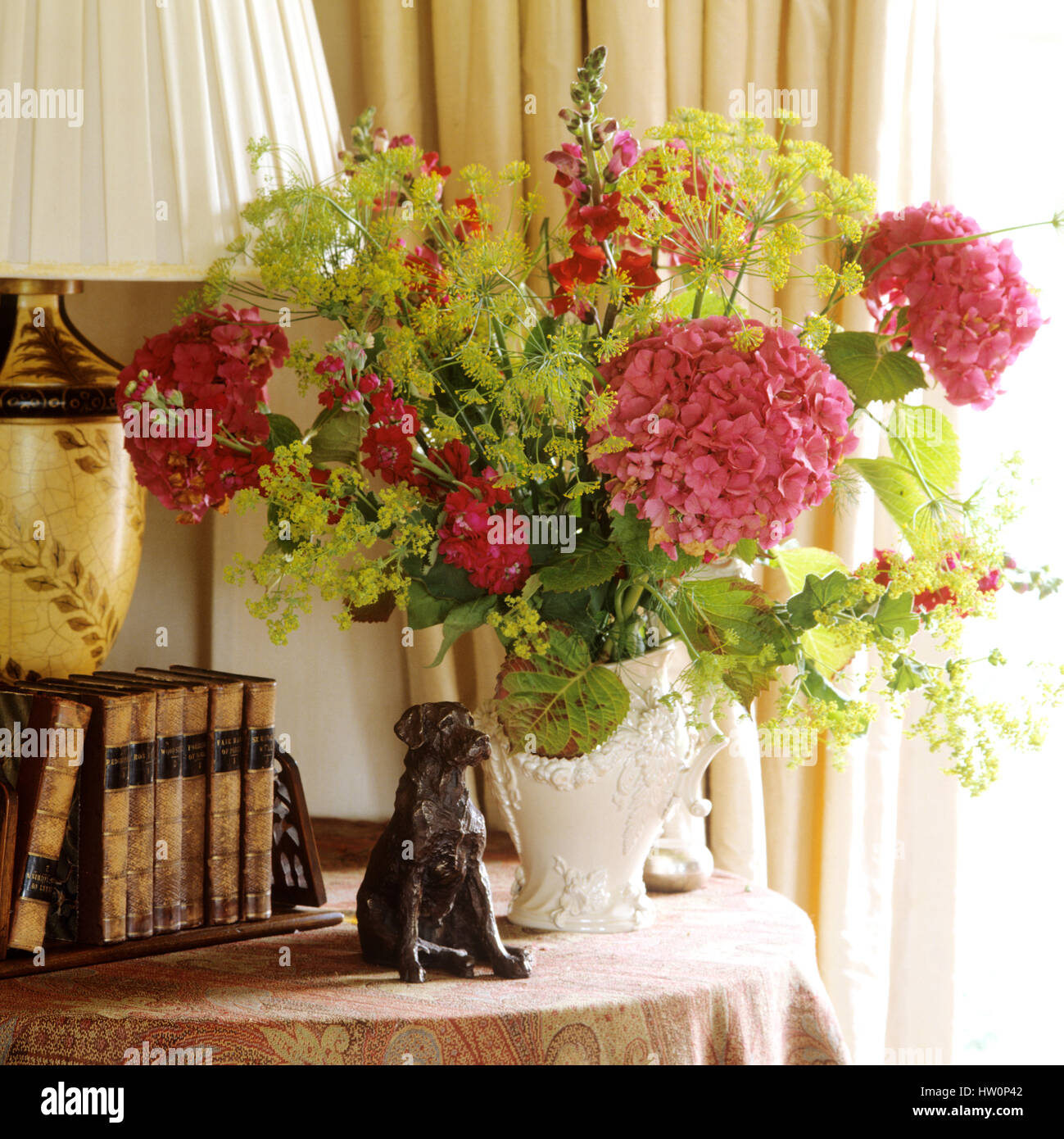 Bouquet di fiori sul tavolo. Foto Stock