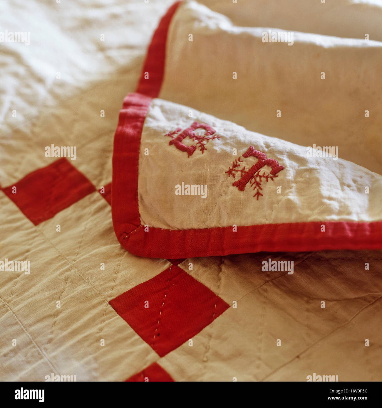 Le iniziali su un angolo di copertura per il letto. Foto Stock