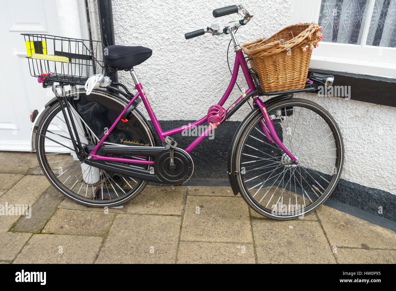 Un stile olandese bicicletta con un signore telaio e totalmente racchiuso il riparo della catena montato con la parte anteriore e posteriore di cesti. Foto Stock