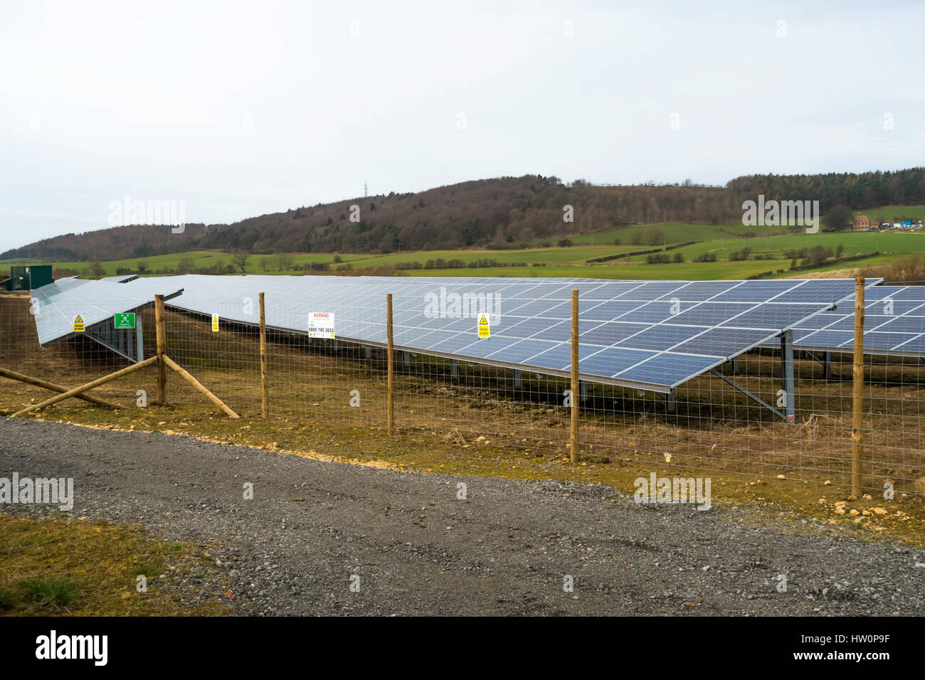 Piccola eco-friendly di Energia solare generando i pannelli su terreni agricoli nel North Yorkshire Foto Stock