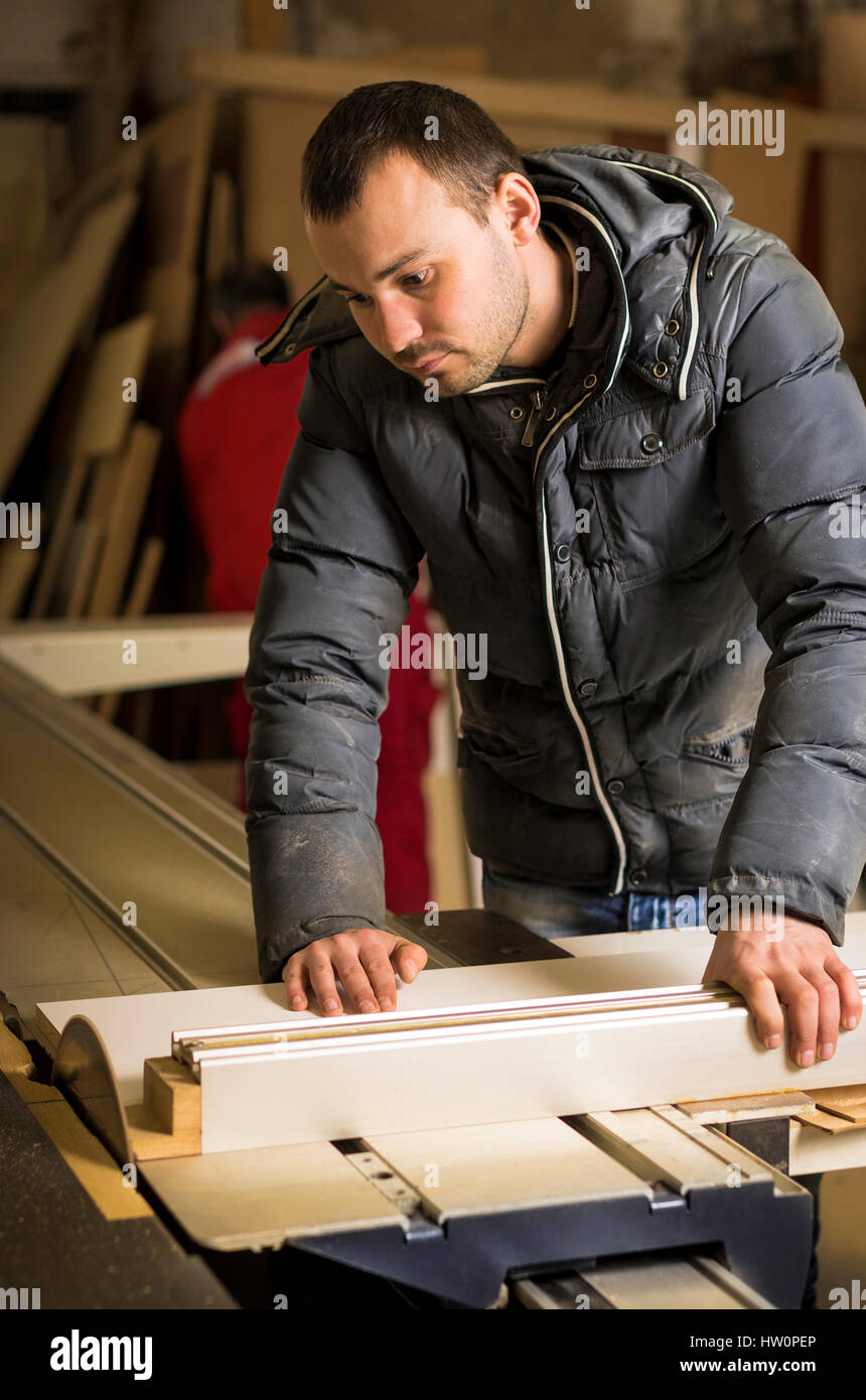 L'uomo facendo qualche lavoro di falegnameria in officina. Foto Stock