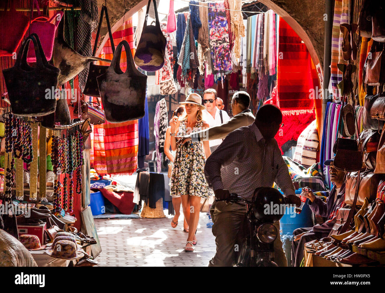 Esplorare souk della medina, Marrakech, Marocco Foto Stock
