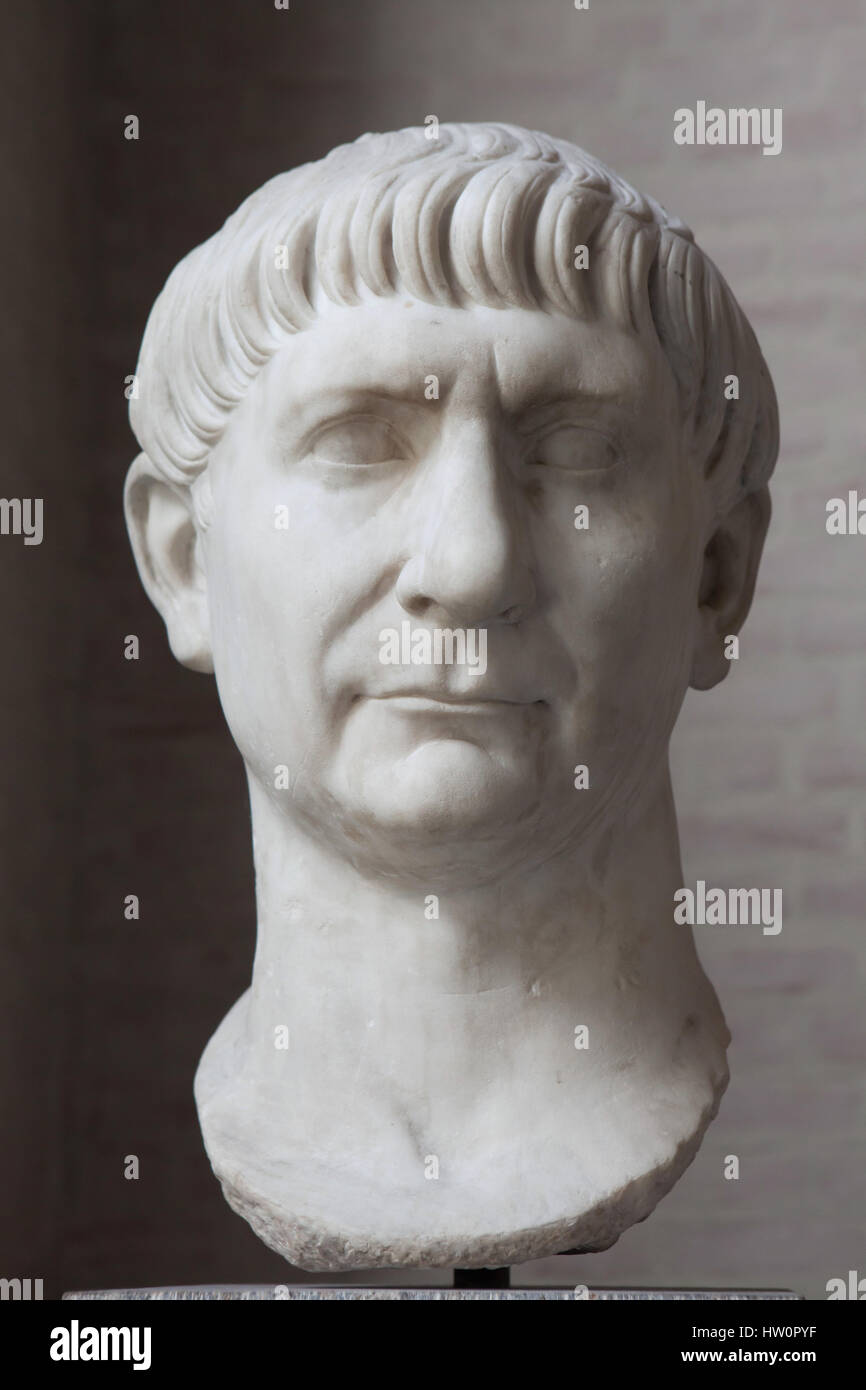 Testa di marmo da una grande statua di imperatore romano Traiano (Regno 98-117 AD) sul display nella Glyptothek Museum di Monaco di Baviera, Germania. Foto Stock