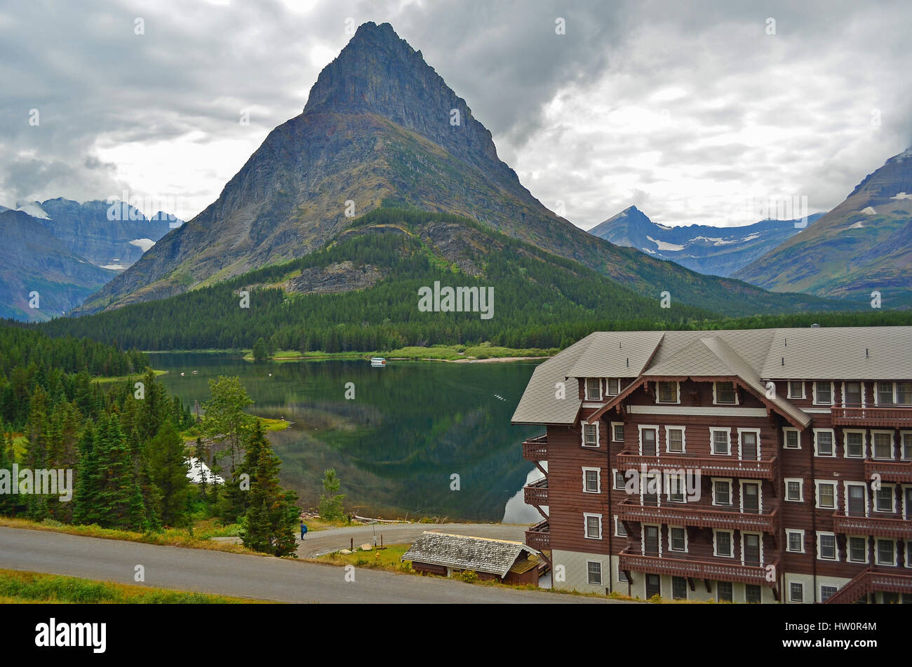 Swiftcurrent Lago & molti ghiacciai Lodge nel Parco Nazionale di Glacier, Montana, USA Foto Stock