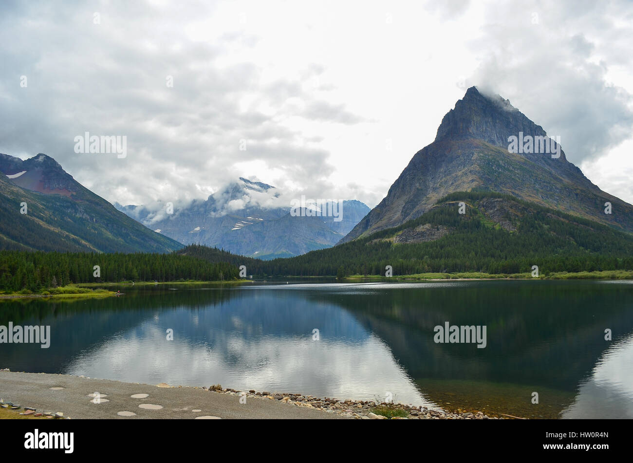 Swiftcurrent Lago & molti ghiacciai Lodge nel Parco Nazionale di Glacier, Montana, USA Foto Stock