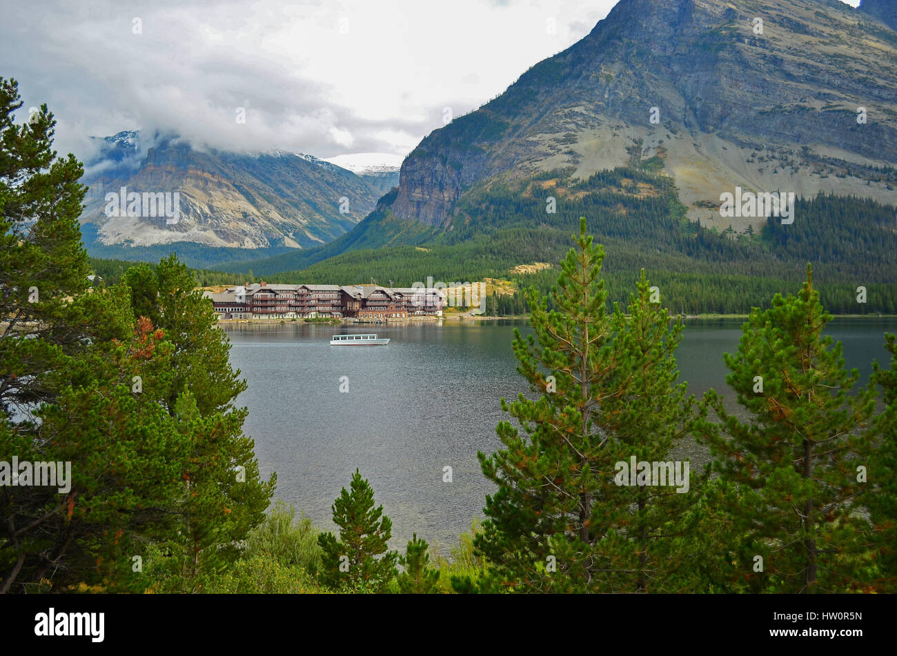 Swiftcurrent Lago & molti ghiacciai Lodge nel Parco Nazionale di Glacier, Montana, USA Foto Stock