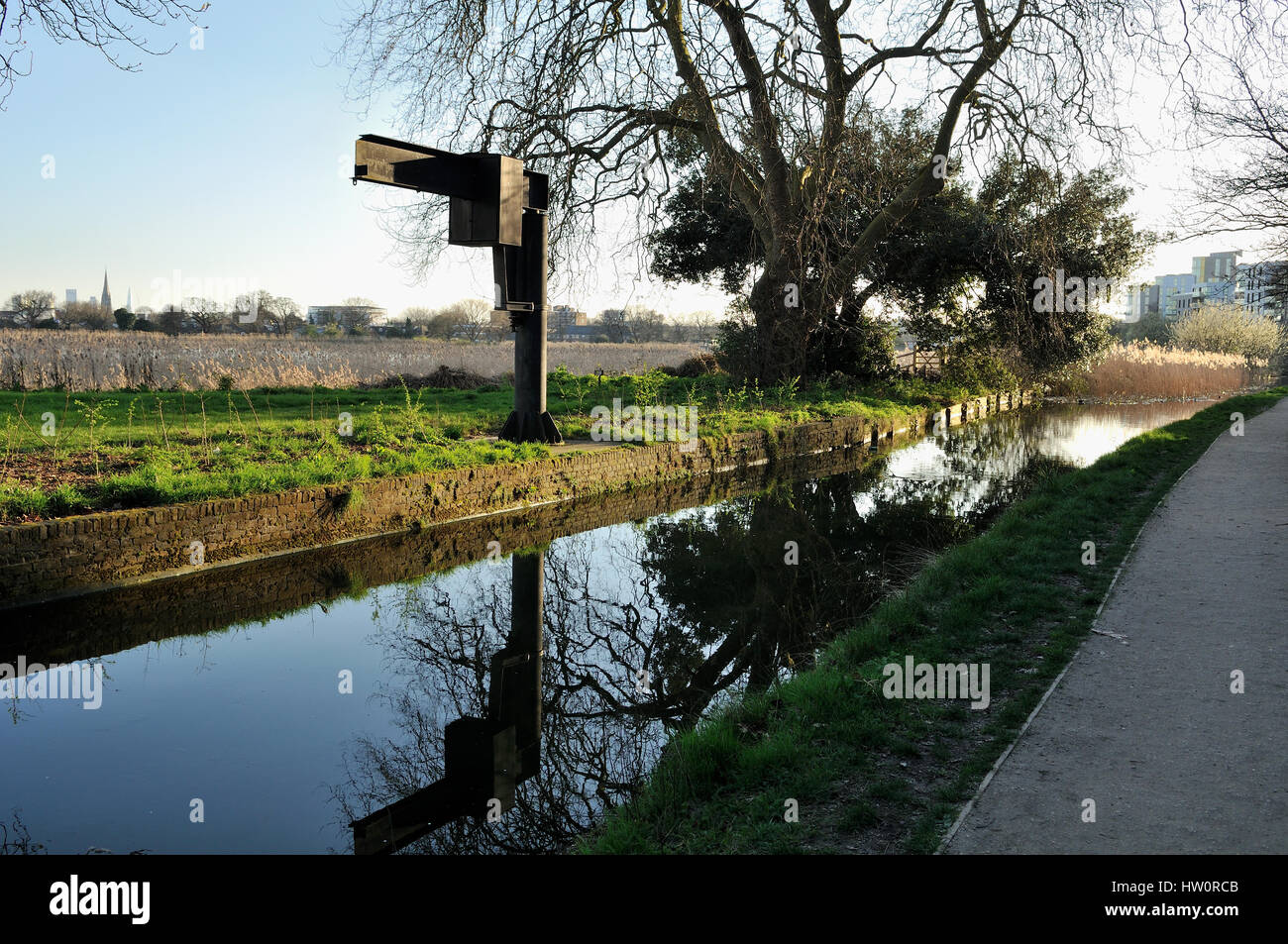 Il nuovo River e il sentiero a Woodberry Zone Umide riserva North London REGNO UNITO Foto Stock