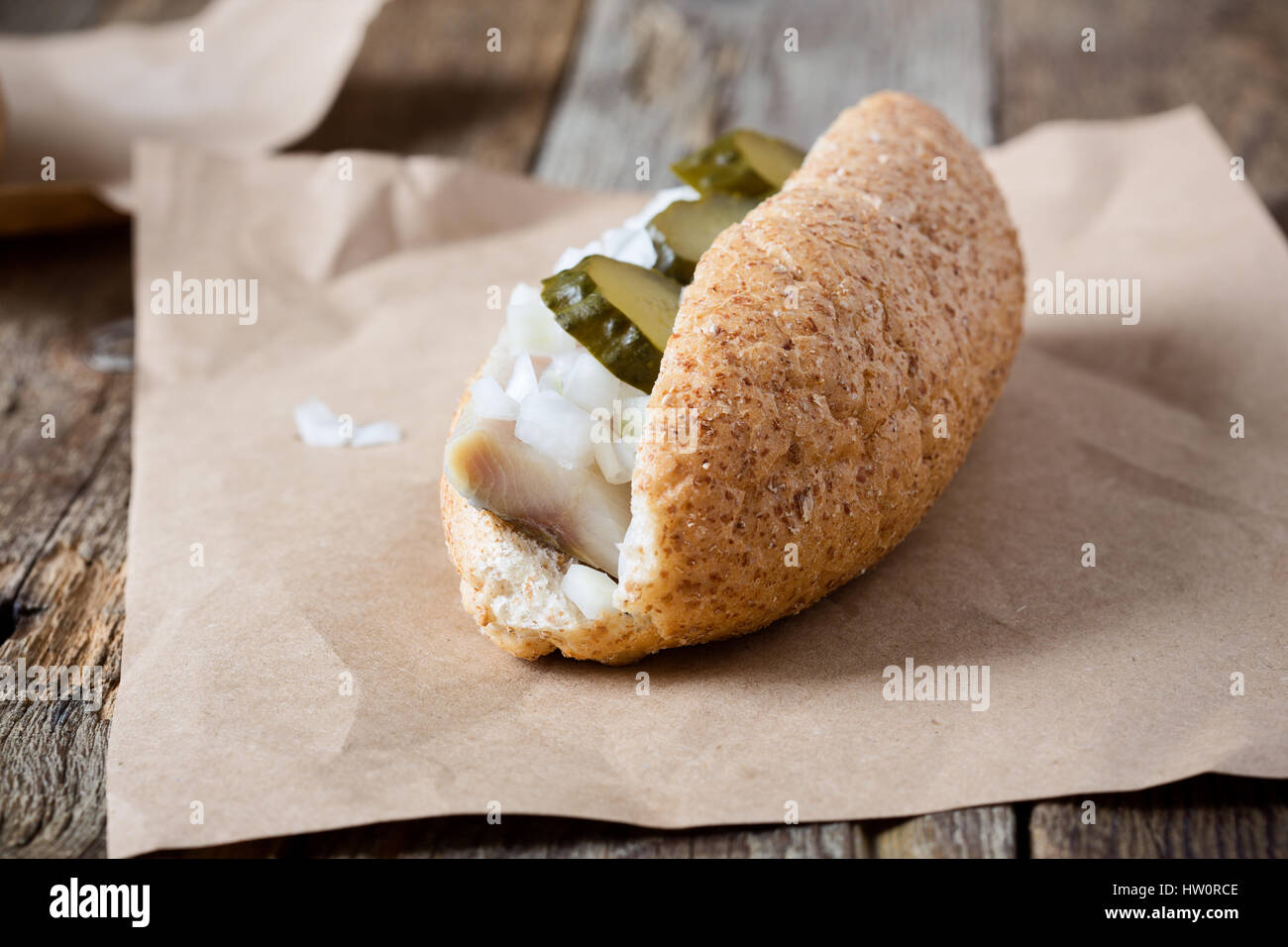 Aringhe in salamoia sandwich, popolare stuzzichino in Paesi Bassi Foto Stock