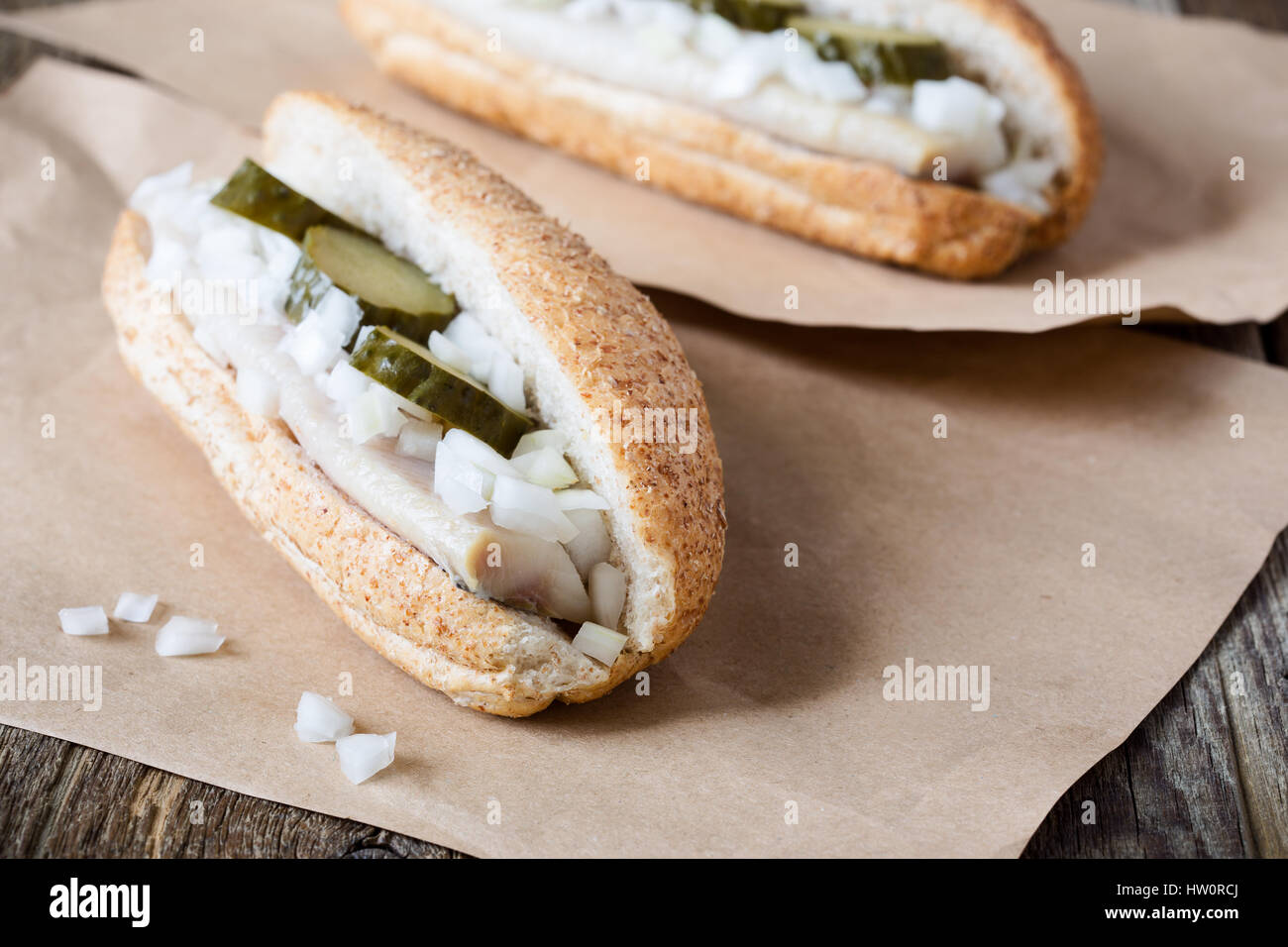 Aringhe in salamoia sandwich, popolare stuzzichino in Paesi Bassi Foto Stock