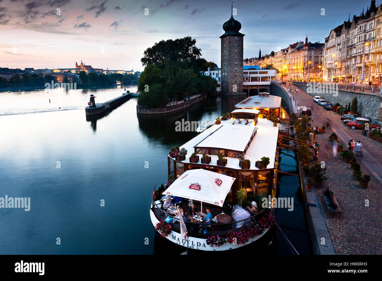 Riverside boat bar, Praga, Repubblica Ceca Foto Stock