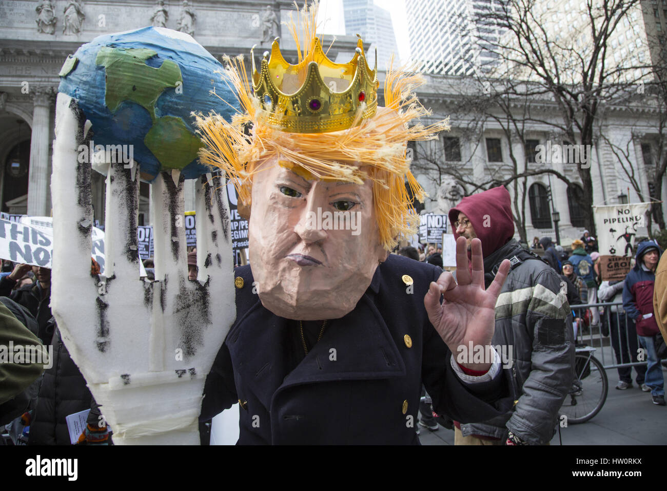 Rally & Marzo in solidarietà con Native American opposizione a Dakota Pipeline di accesso e altri Trump Administration attacchi all'ambiente, in particolare quelle che incidono sulla qualità dell'acqua. Quinta Avenue di New York City. Foto Stock