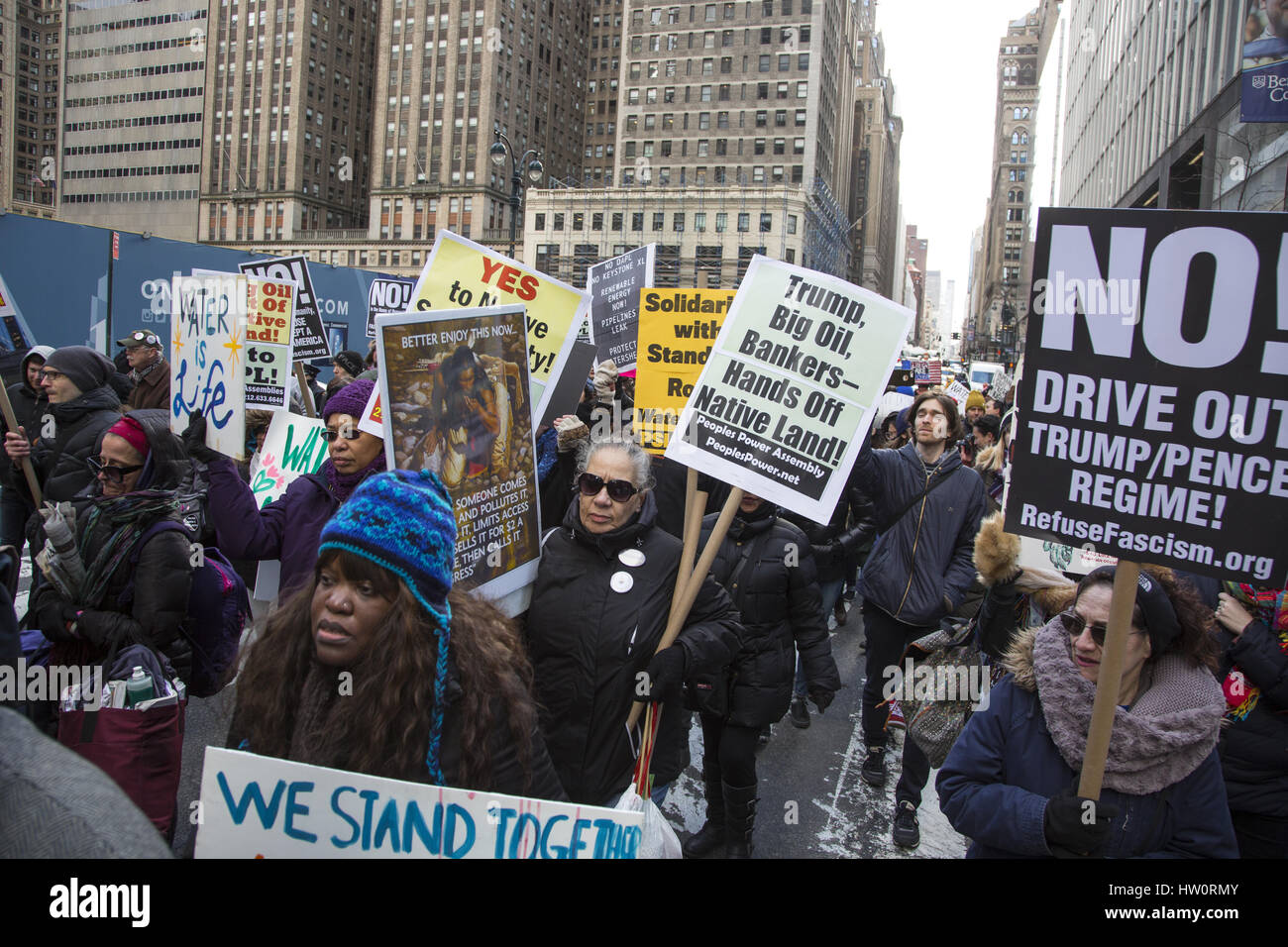 Rally & Marzo in solidarietà con Native American opposizione a Dakota Pipeline di accesso e altri Trump Administration attacchi all'ambiente, in particolare quelle che incidono sulla qualità dell'acqua. Quinta Avenue di New York City. Foto Stock