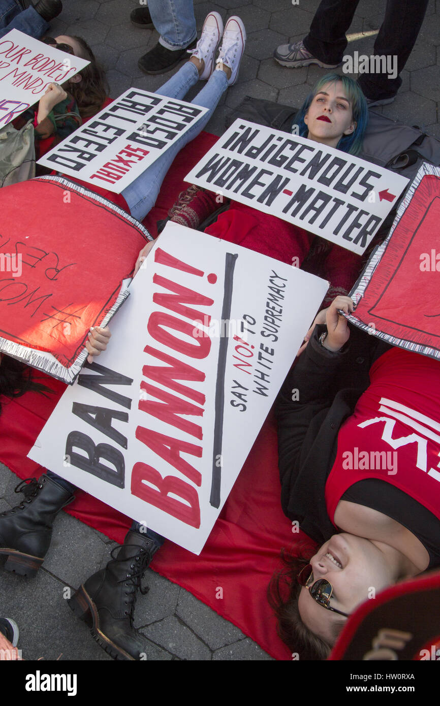 La Giornata internazionale della donna al Rally di Washington Square a New York mostra disprezzo per molte politiche che vengono emanate dal governo vincente negli Stati Uniti. Foto Stock