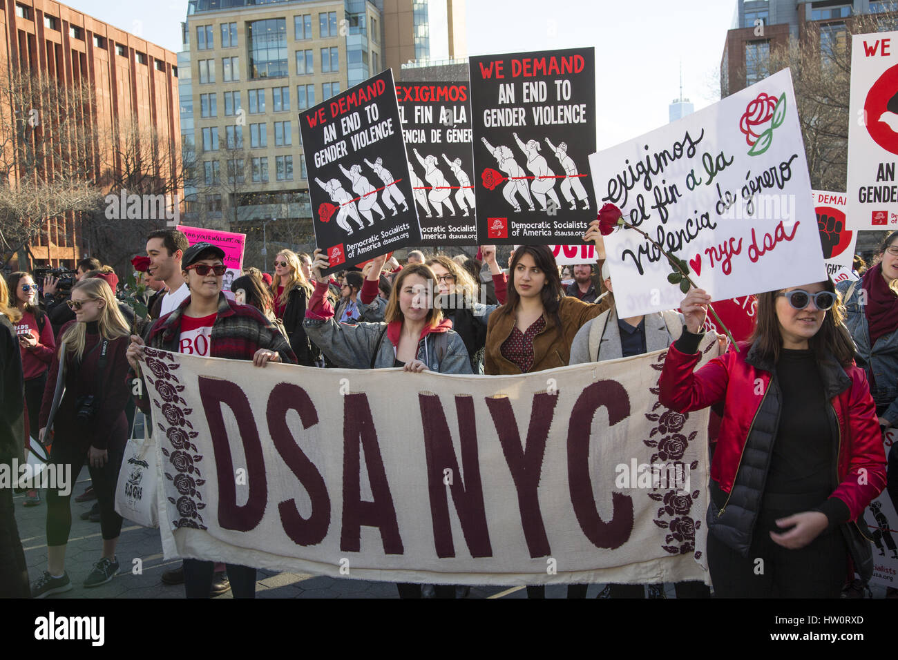 La Giornata internazionale della donna al Rally di Washington Square a New York mostra disprezzo per molte politiche che vengono emanate dal governo vincente negli Stati Uniti. Foto Stock