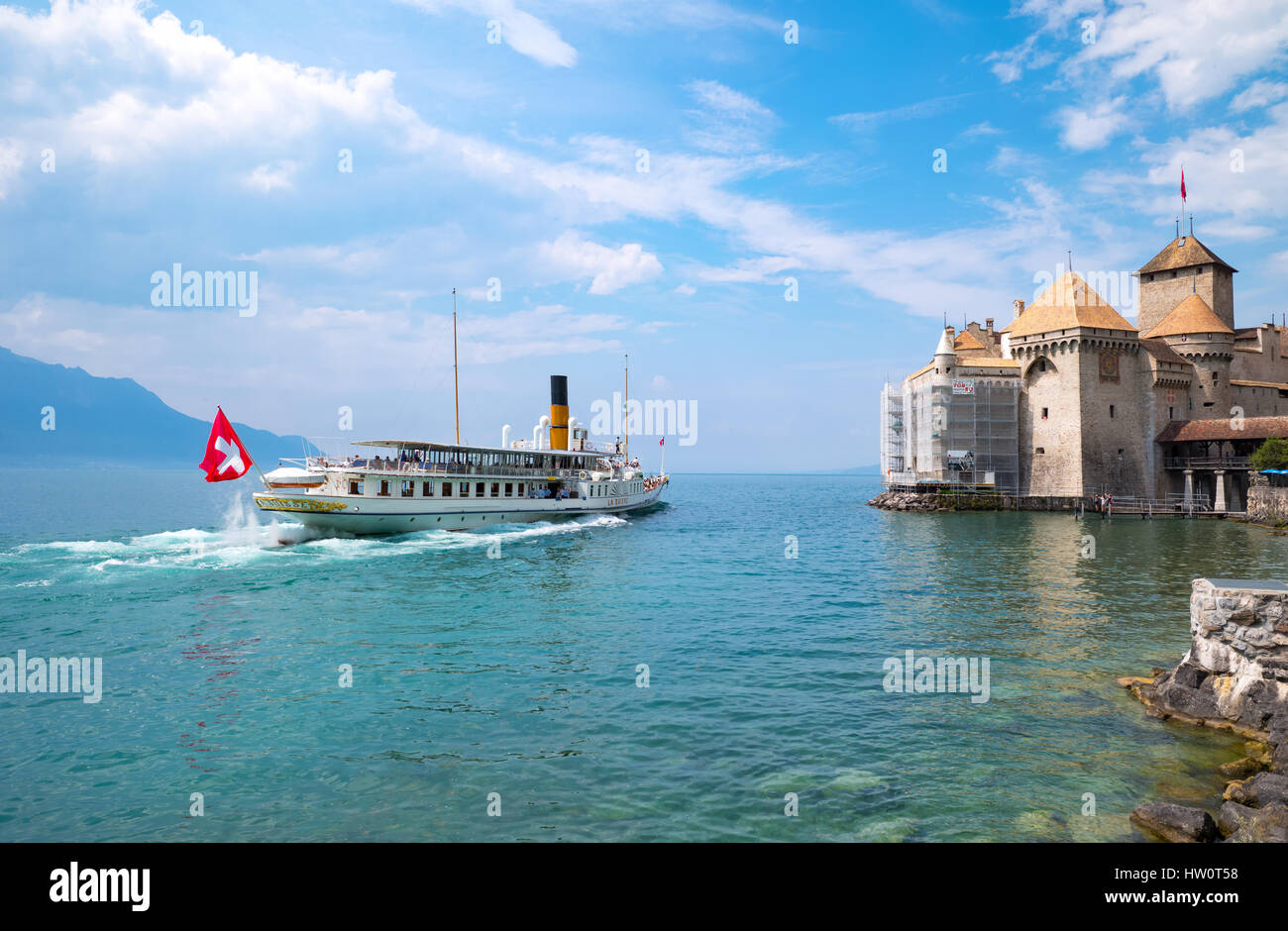 Montreux, Svizzera - 13 agosto 2015: una barca con escursionisti di raggiungere il castello di Chillon sul lago Leman Foto Stock