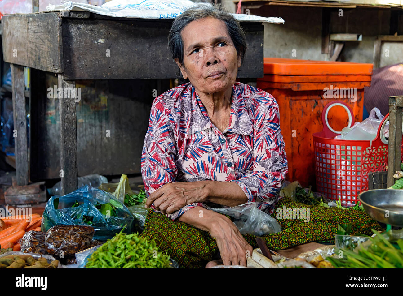 Phnom Penh Cambogia - Dicembre 31, 2016: Unidentified elder donna vendita di vegetale in Toul Tom Poung Mercato, chiamato anche il mercato russo Foto Stock