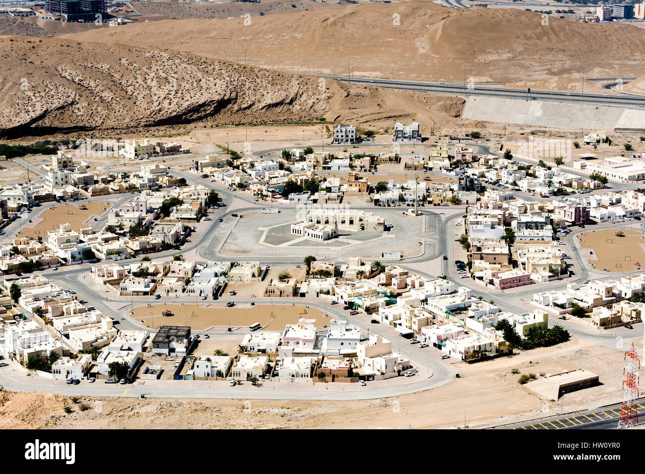 Una comunità di case che circonda una moschea nel deserto. Foto Stock