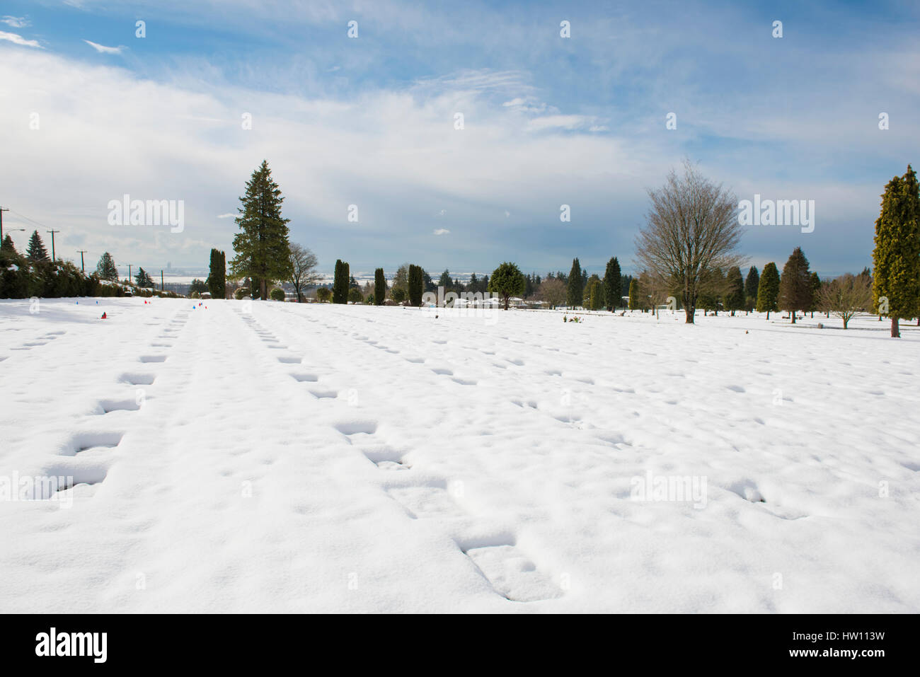 Cimitero che è coperto di neve. Foto Stock