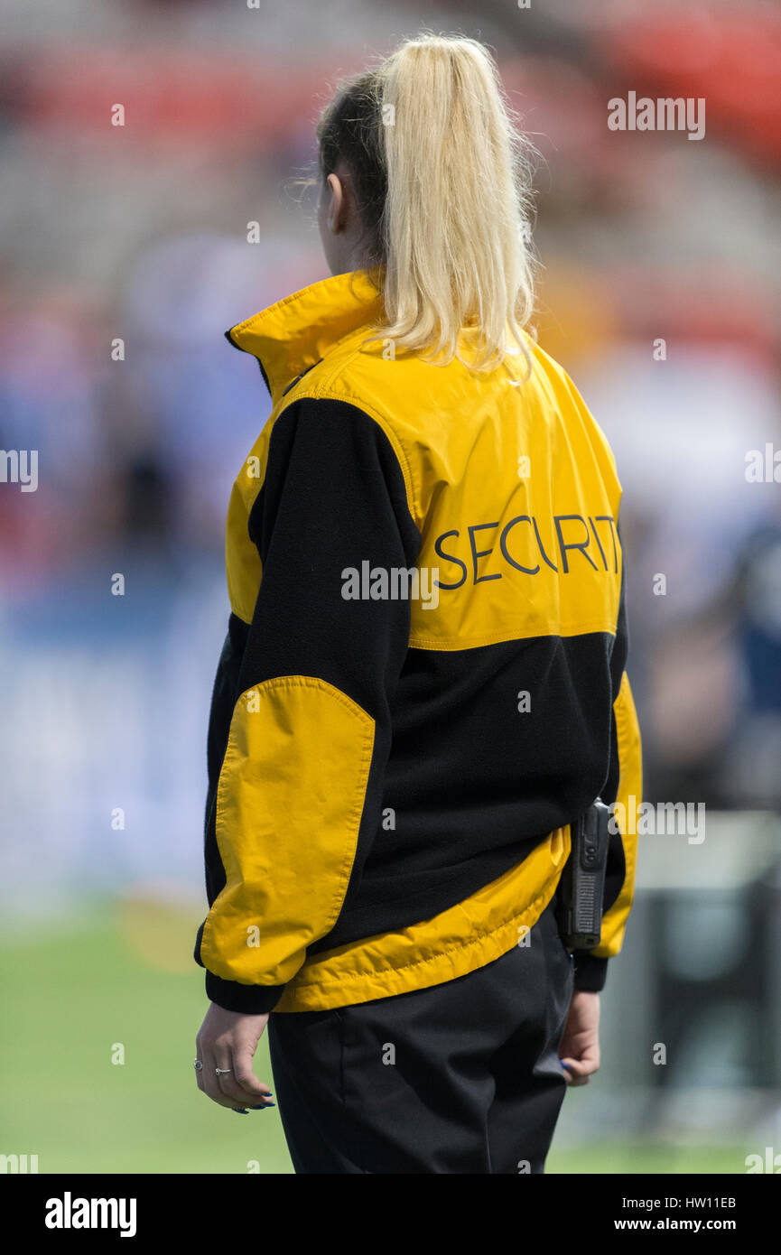Capelli biondi guardia di sicurezza a un evento. Foto Stock
