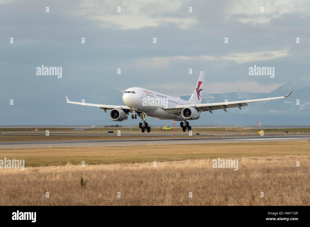 China Eastern B-5937 Airlines Airbus A330-200 in per un atterraggio all'Aeroporto Internazionale di Vancouver. Foto Stock
