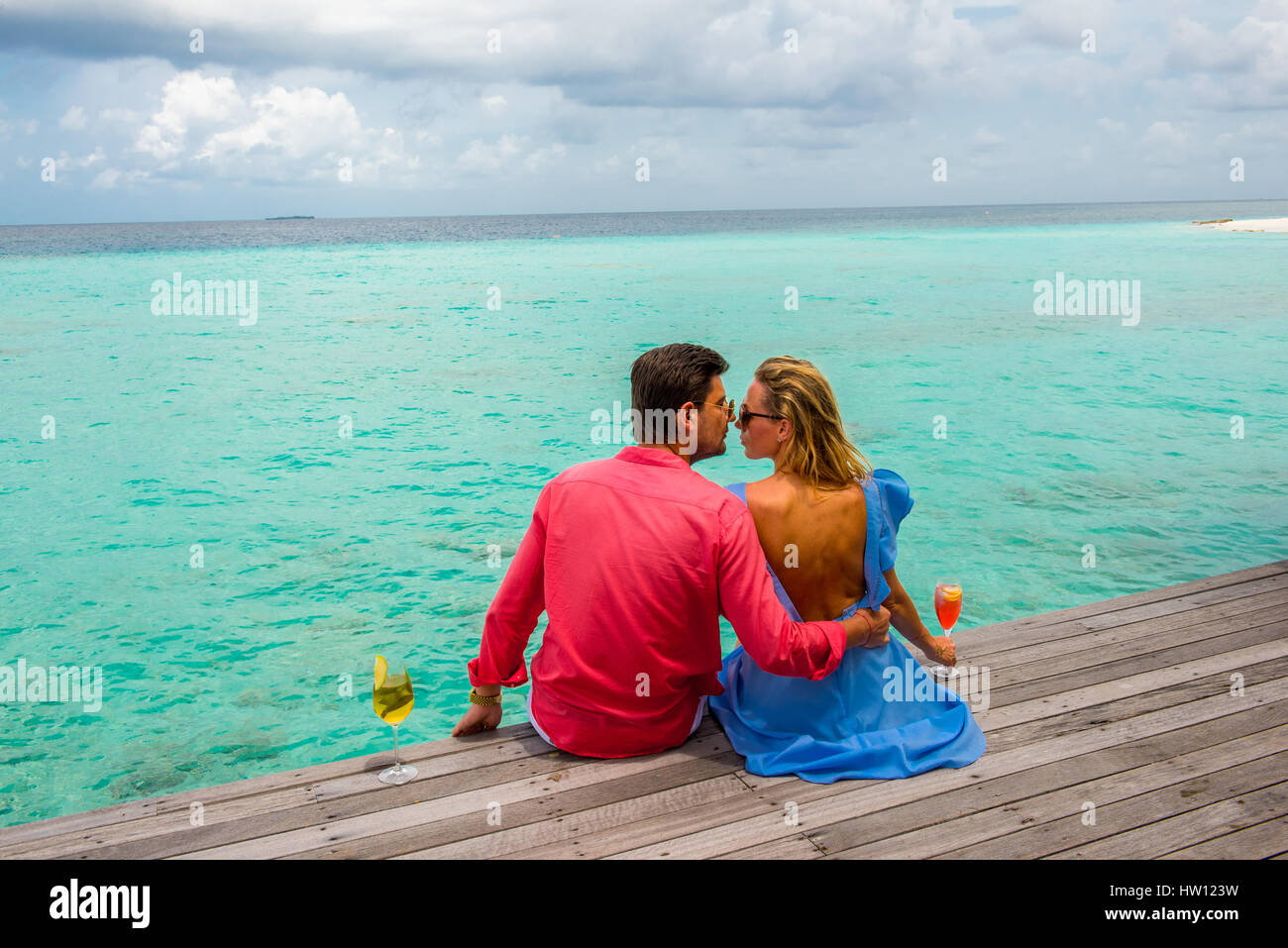 Maldive Rangali Island. Conrad Hilton Resort. Coppia al Mandhoo ristorante biologico oltre oceano (MR). Foto Stock