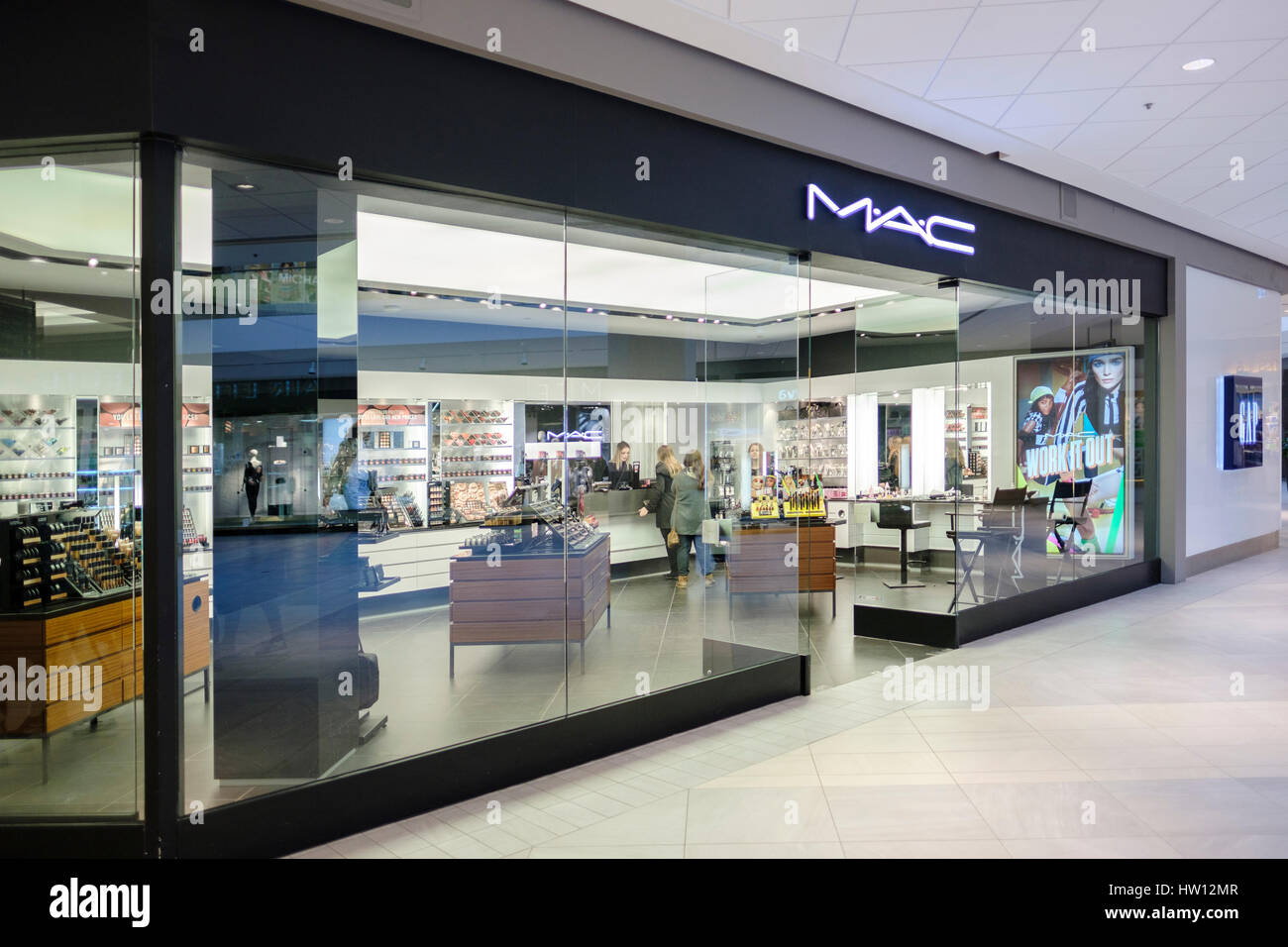 MAC / M.A.C. cosmetics store front, negozio di fronte, ingresso, facciata, trucco, make-up, prodotti di bellezza a Masonville Place, London, Ontario, Canada. Foto Stock