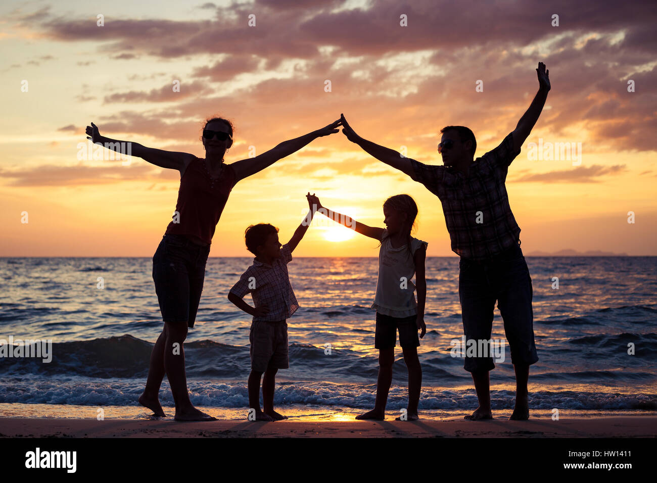 Silhouette Di Famiglia Felice Che Giocando Sulla Spiaggia Al Tramonto Concetto Di Famiglia Amichevole Foto Stock Alamy