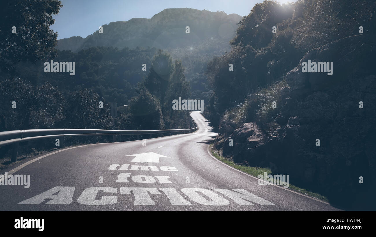 Lunga strada deserta attraverso le montagne con le parole il concetto di tempo per azione e freccia su asfalto Foto Stock