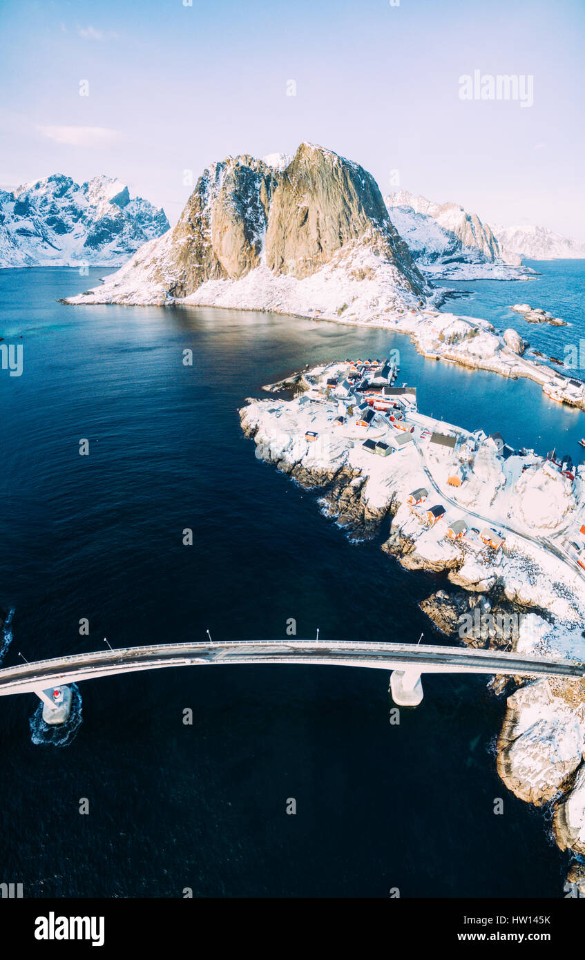 Hamnoy dal di sopra, isole Lofoten in Norvegia. Inverno in una giornata di sole Foto Stock