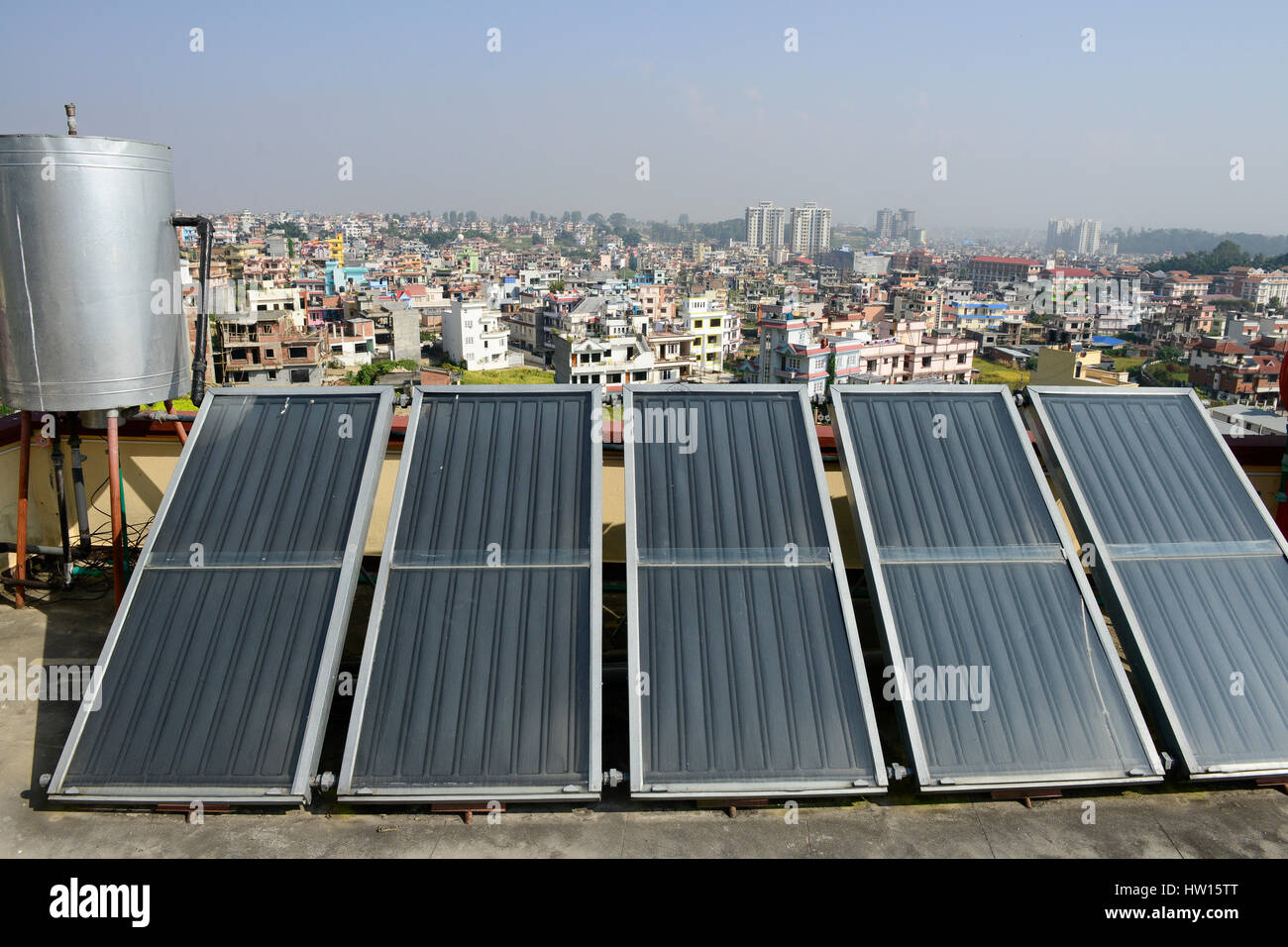 Il Nepal Kathmandu, appartamento edificio con collettore solare per il riscaldamento di acqua / Haus mit Sonnenkollektor fuer Warmwasseraufbereitung Foto Stock