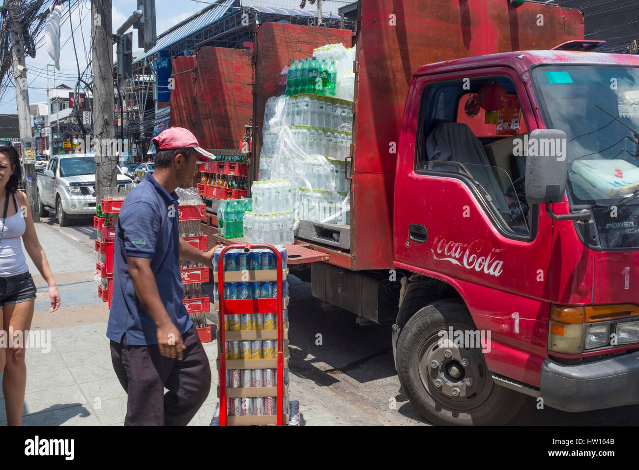 Coca Cola carrello è lo scarico a Patong, Phuket, Tailandia. 04-Mar-2017 Foto Stock