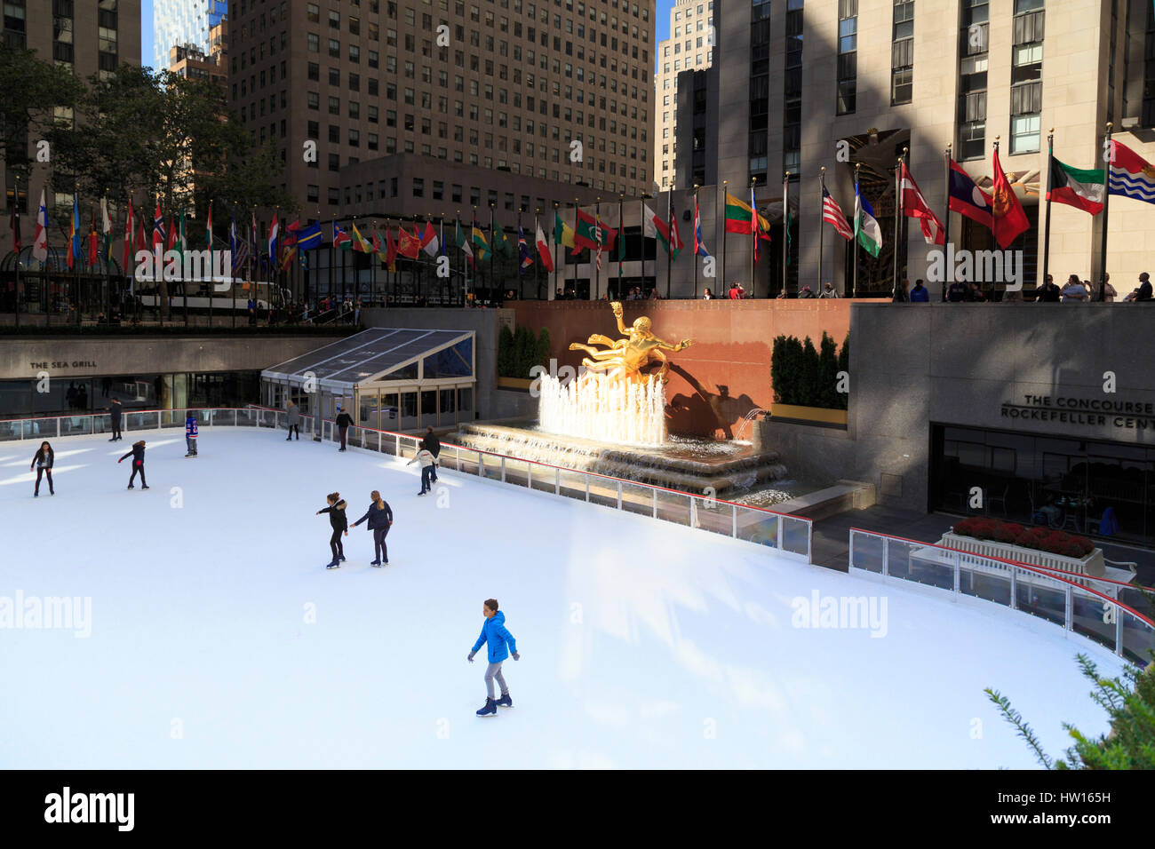 Stati Uniti d'America, New York New York City, Manhattan, Rockefeller Center, pattinaggio su ghiaccio, Prometeo statua Foto Stock