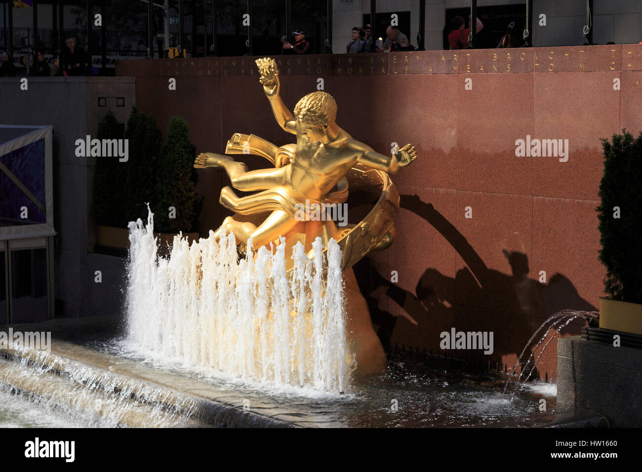Stati Uniti d'America, New York New York City, Manhattan, Rockefeller Center, pattinaggio su ghiaccio, Prometeo statua Foto Stock