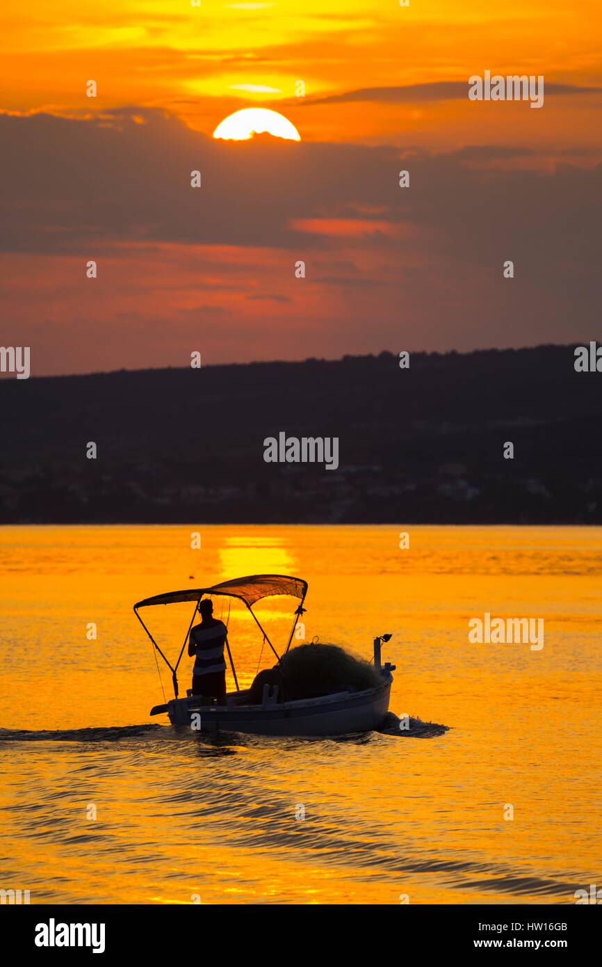 Pescatore in barca di legno di Novigrad in Croazia Foto Stock