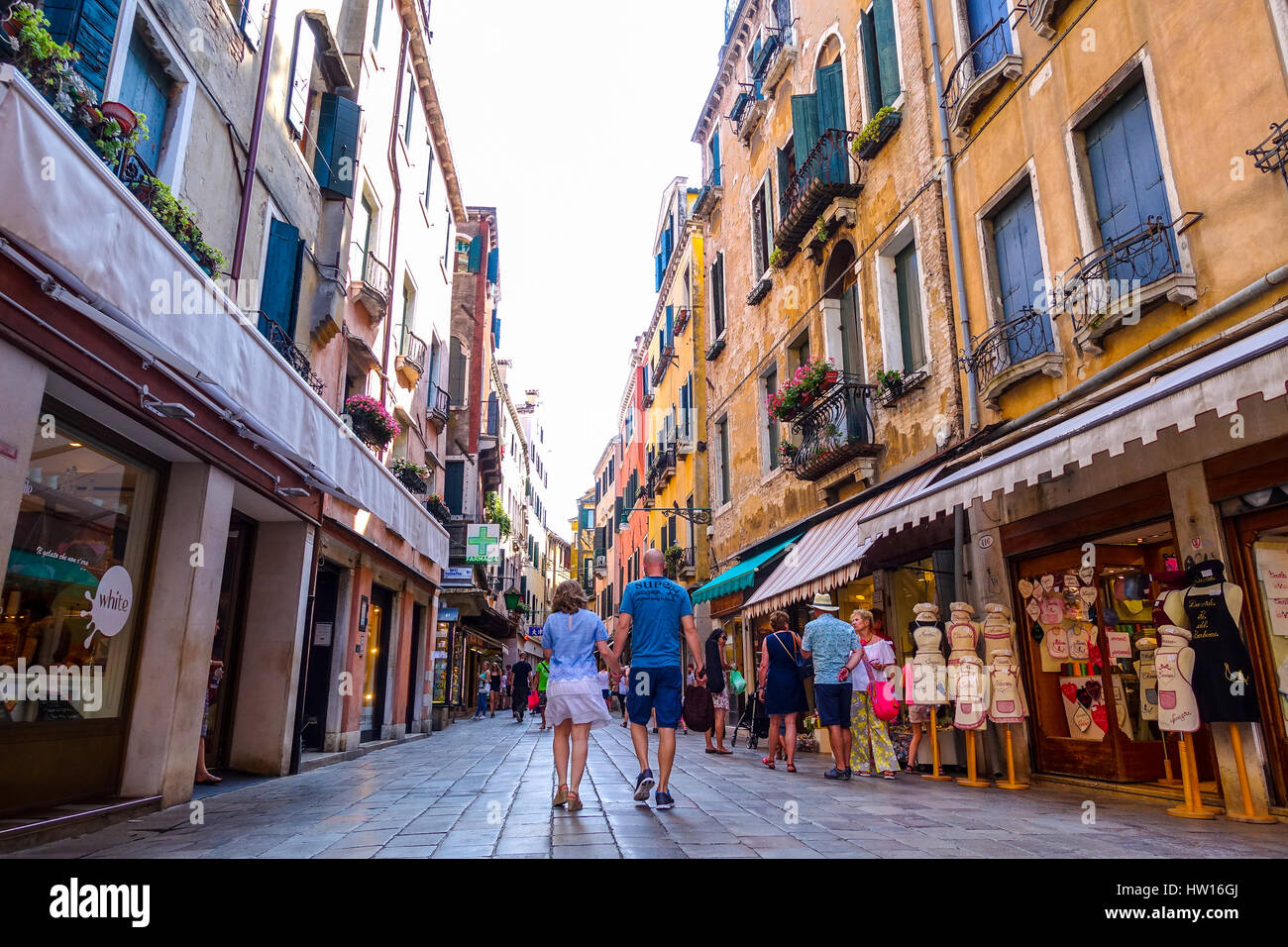 Venezia, Italy-July 7, 2016: edifici storici sulla strada di Venezia dove è pieno di negozi e ristoranti su entrambi i lati Foto Stock