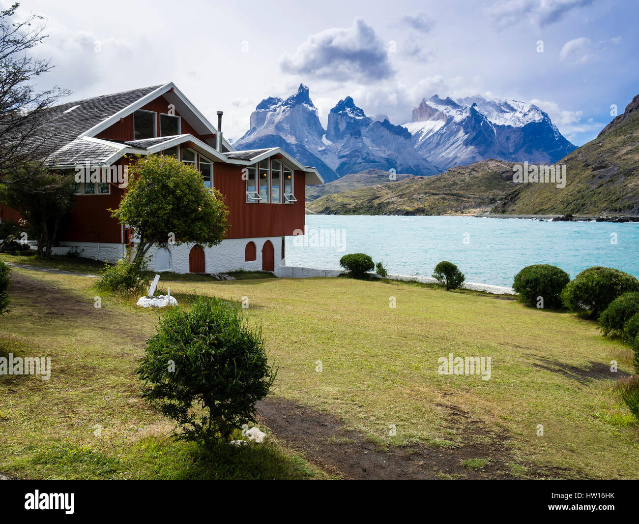 Hosteria Pehoe presso il lago Pehoe, Paine corna in background, Torres de Paine National Park, Patagonia, Cile Foto Stock