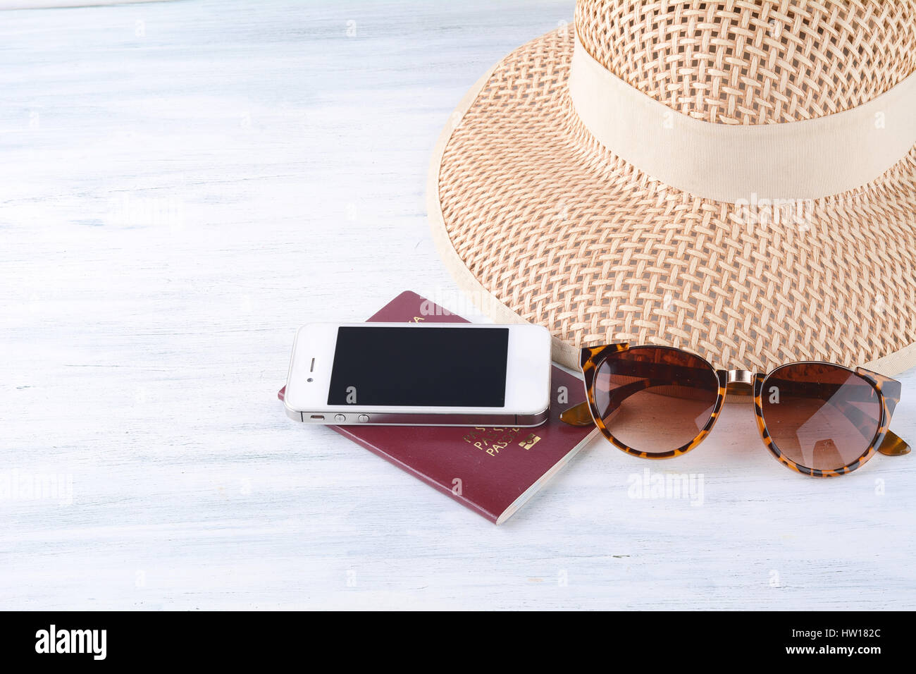 Ritratto di passaporti con occhiali da sole e un cappello e uno smartphone. Concetto di viaggio. Foto Stock