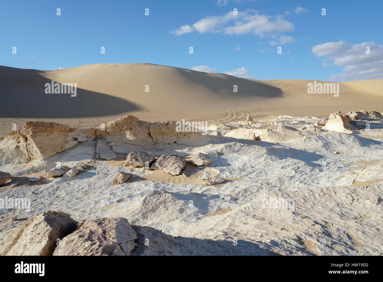 Sullo sfondo di un fossile del patrimonio del deserto posto con rocce e dune di sabbia in giorno nuvoloso luce nell'oasi di Siwa , a nord Egitto turismo Foto Stock