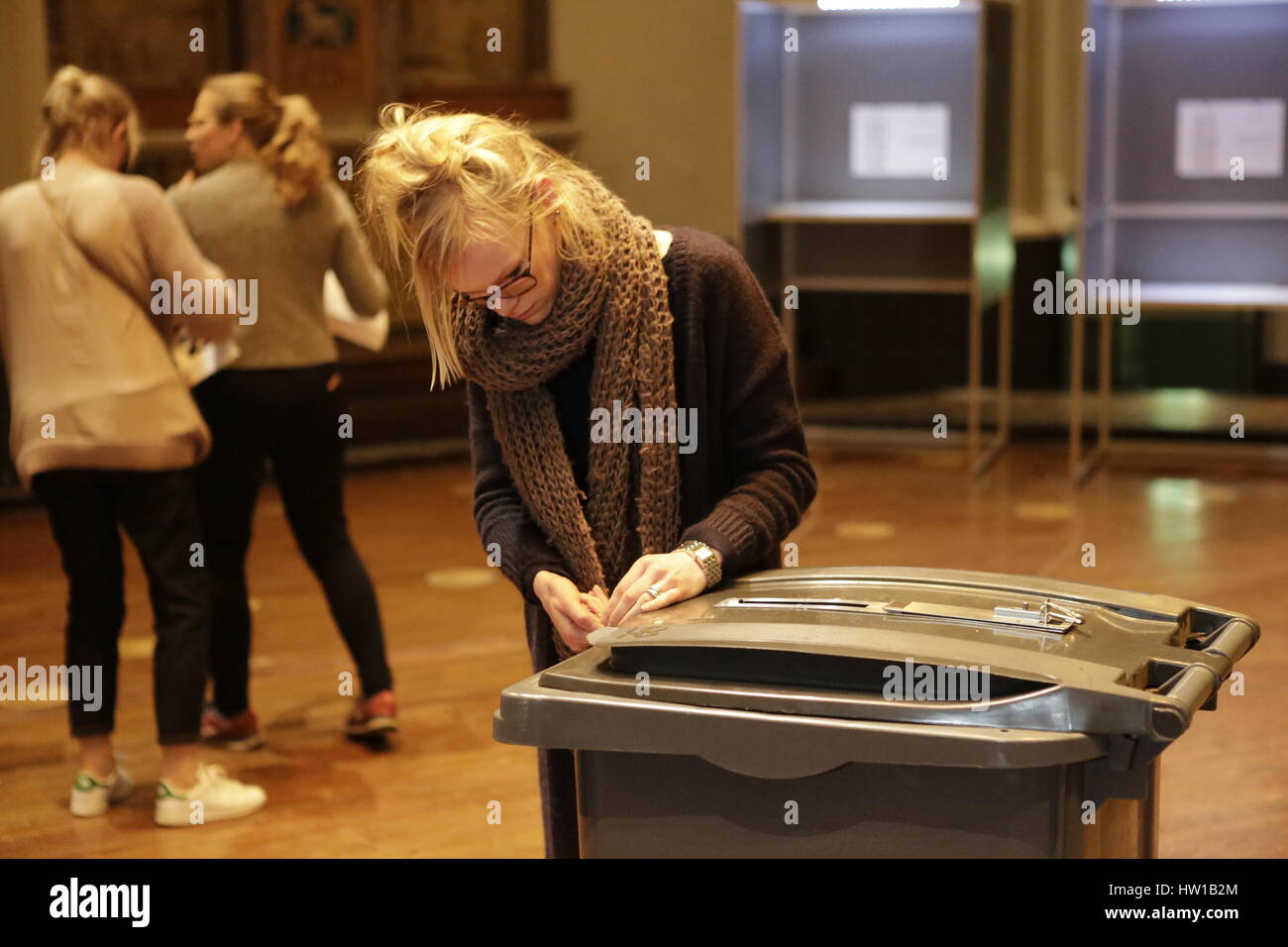 Amsterdam, Paesi Bassi. Xv Mar, 2017. Un funzionario decrittografa un urna dopo la stazione di polling è stata chiusa. Il conteggio delle schede elettorali avviato direttamente dopo le 9 di sera, quando le stazioni di polling chiuso. Il conteggio viene eseguito da ciascuna stazione di polling separatamente prima i conteggi vengono segnalati a un posto centrale. Credito: Michael Debets/Pacific Press/Alamy Live News Foto Stock