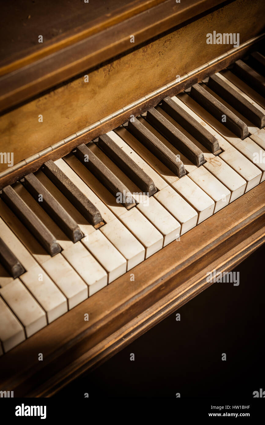 I tasti polverosi di un vecchio trascurato il pianoforte in legno. Foto Stock